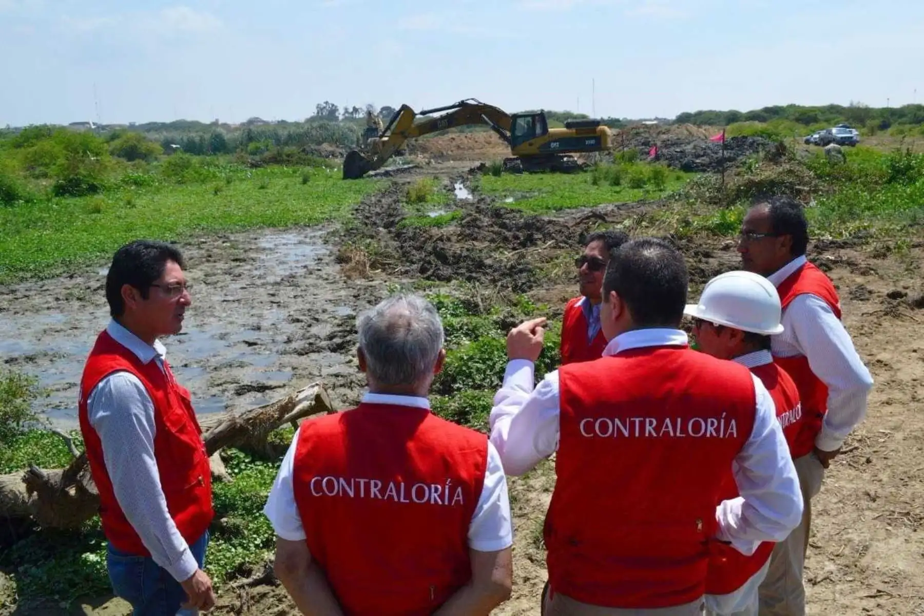 Con la finalidad de verificar in situ el avance y supervisión de los servicios de descolmatación de cauces ejecutados en el marco de la Reconstrucción con Cambios, funcionarios de la Contraloría General de la República visitaron cuatro de las siete intervenciones de descolmatación en la región Tumbes.