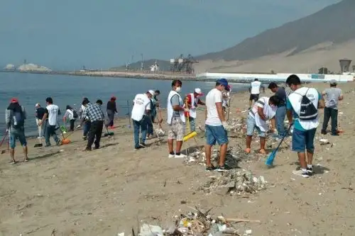 Como parte de las acciones de servicio a la comunidad, un grupo de 60 personas, sentenciados por faltas leves y otros que cuentan con libertad condicional, participaron en una campaña de limpieza en la bahía de Chimbote, provincia del Santa, en la región Áncash.
