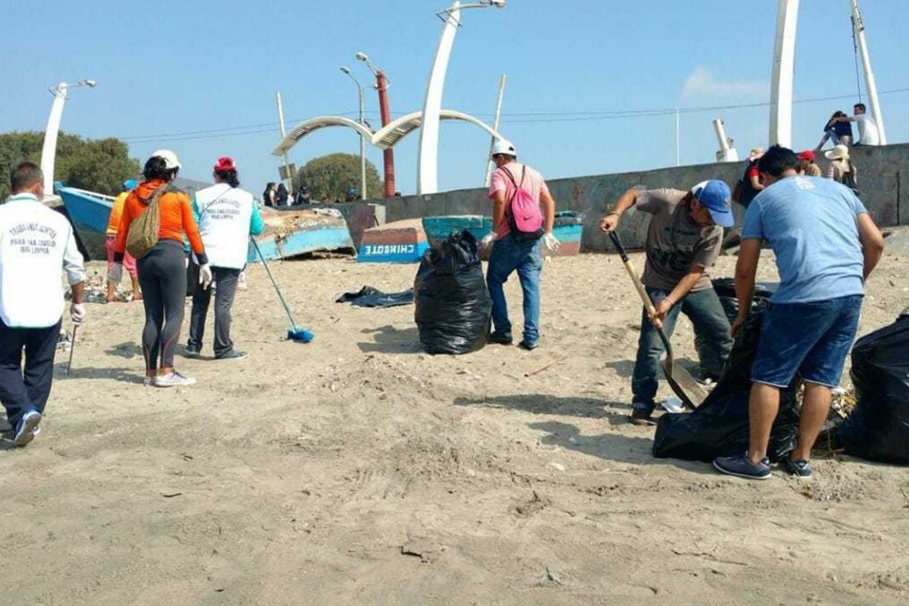 Como parte de las acciones de servicio a la comunidad, un grupo de 60 personas, sentenciados por faltas leves y otros que cuentan con libertad condicional, participaron en una campaña de limpieza en la bahía de Chimbote, provincia del Santa, en la región Áncash.