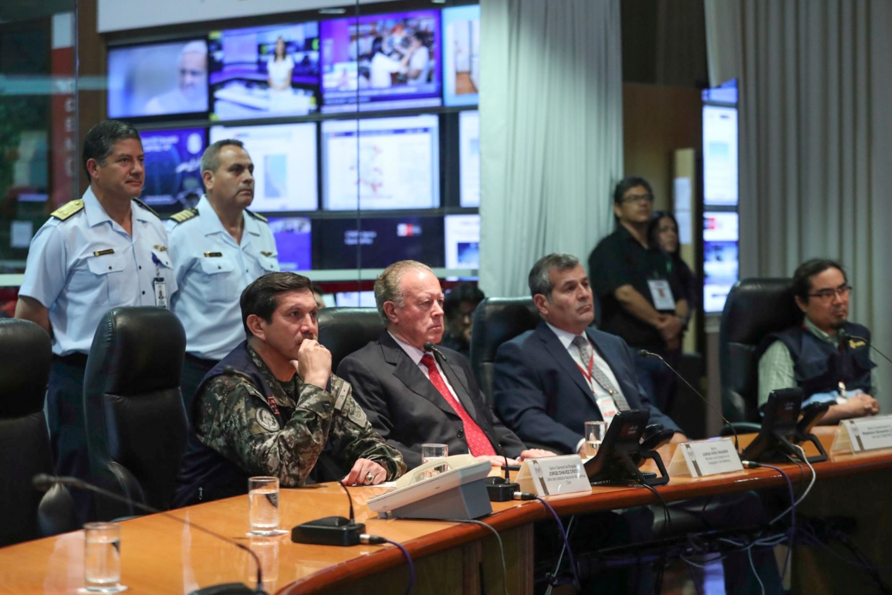 Ministro de Defensa tuvo su primera reunión de coordinación con el COEN. Foto: Difusión.