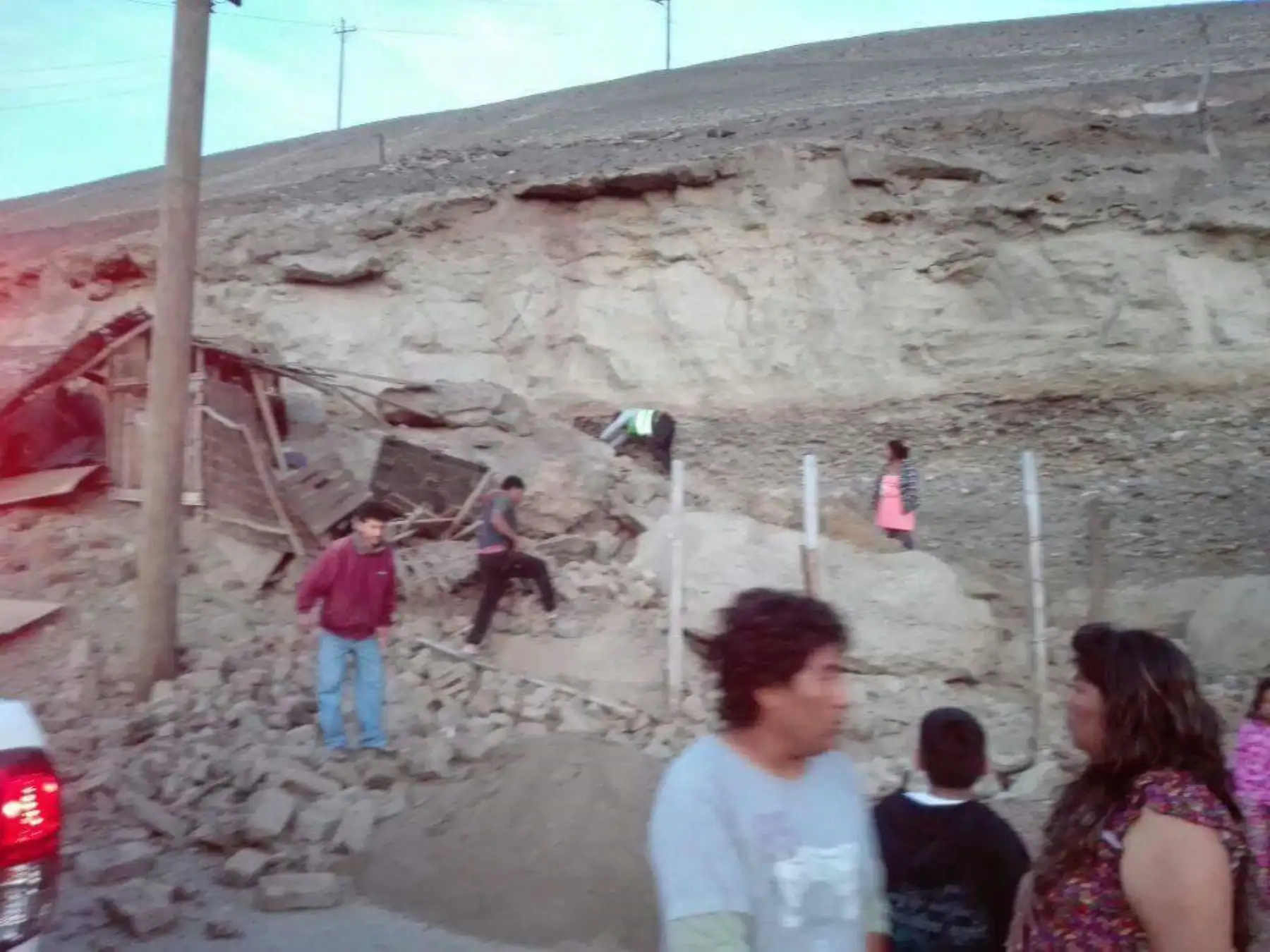 Policía de Carreteras de Yauca, retira los restos de una de las víctimas del sismo en Arequipa. Foto: COEN