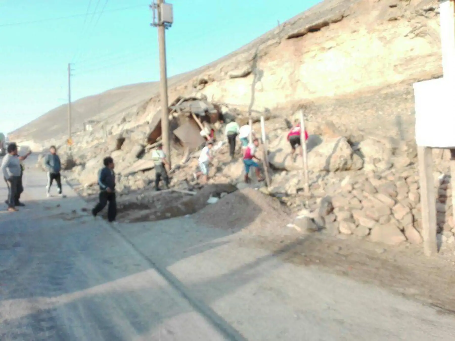 14/01/2018   Policía de Carreteras de Yauca, retira los restos de una de las víctimas del sismo en Arequipa. Foto: COEN