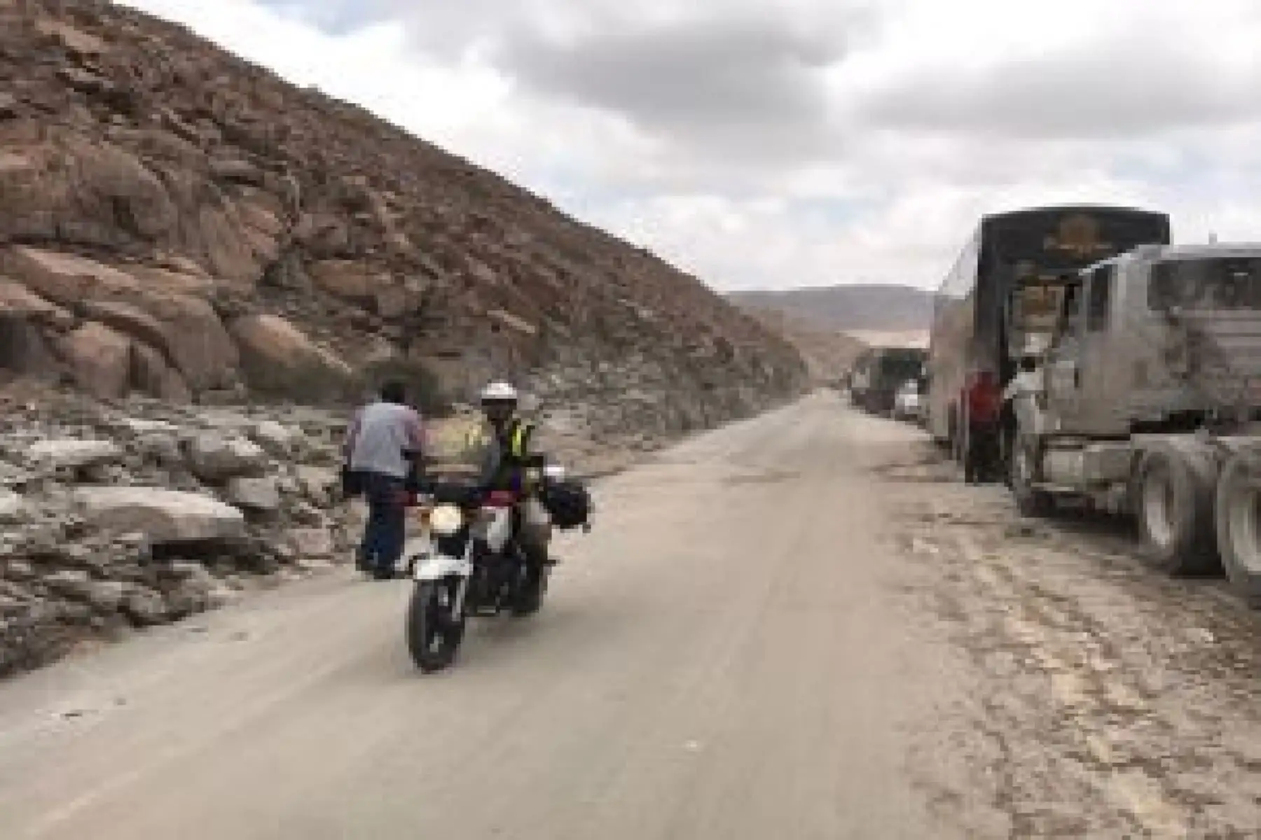Personal del Ministerio de Transportes esta realizando las labores de limpieza.