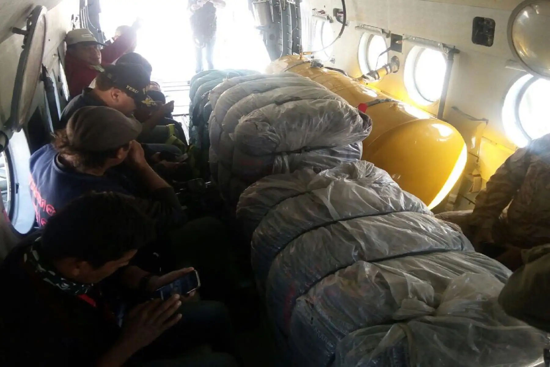 Envían por vía aérea ayuda a damnificados de sismo en Arequipa.