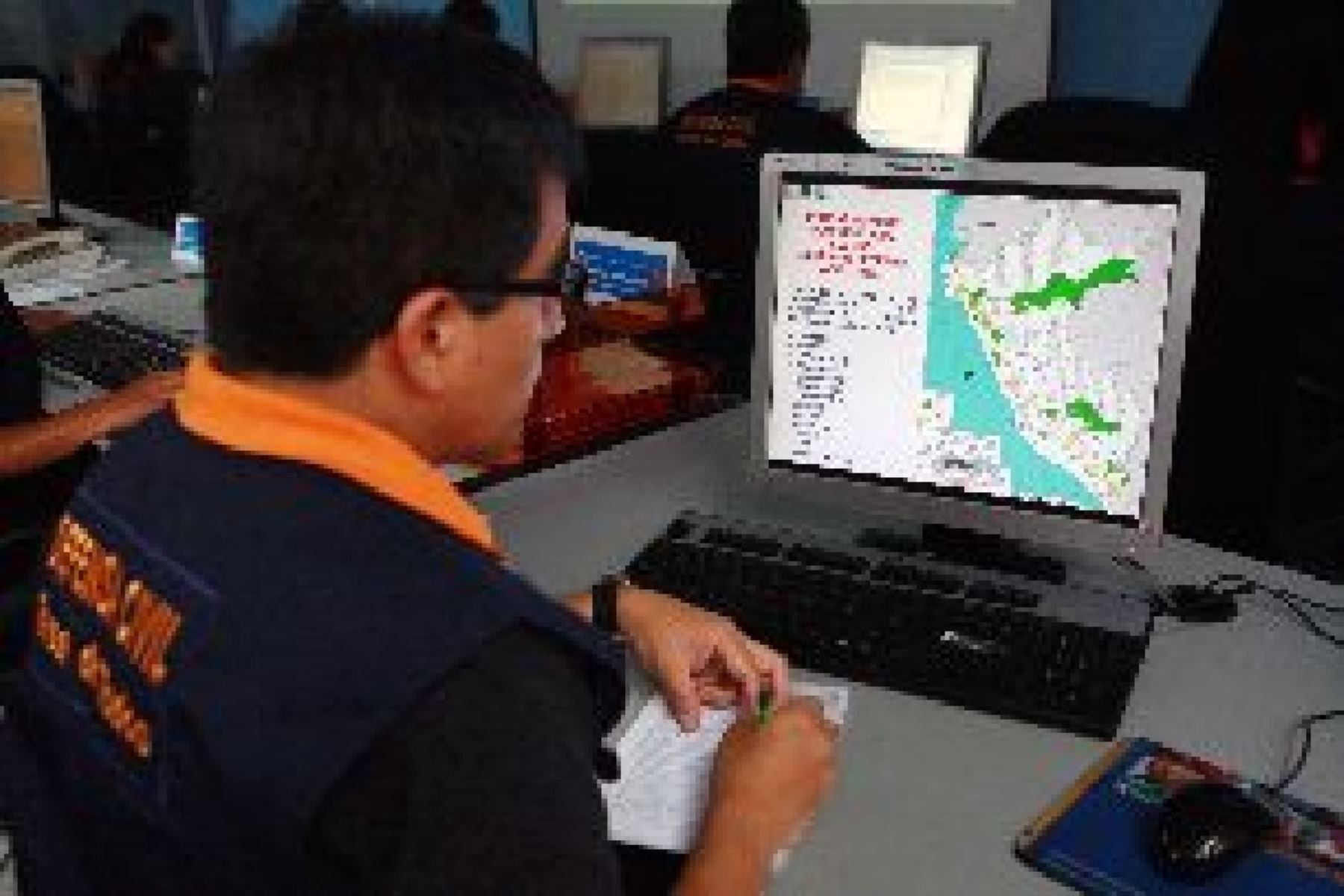 Centros de Operaciones de Emergencia Regional y locales monitorean las 24 horas los posibles daños ocurridos.
