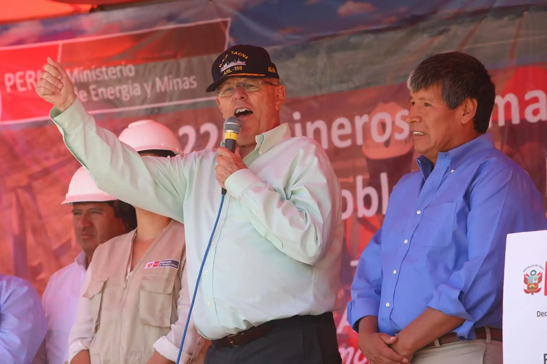 El presidente de la República, Pedro Pablo Kuczynski, hizo entrega de resolución de formalización minera en el distrito de Pullo-Ayacucho,Foto: ANDINA/Prensa Presidencia