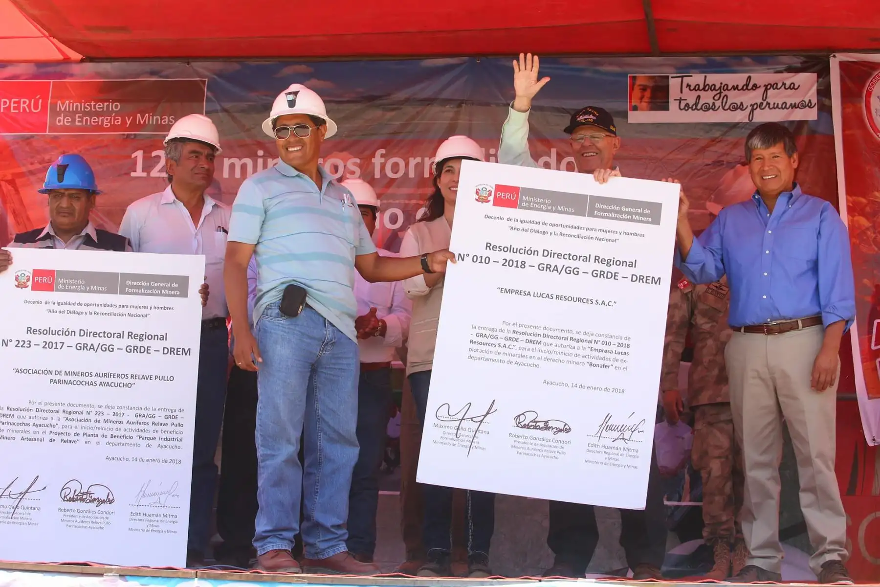 El presidente de la República, Pedro Pablo Kuczynski, hizo entrega de resolución de formalización minera en el distrito de Pullo-Ayacucho,Foto: ANDINA/Prensa Presidencia