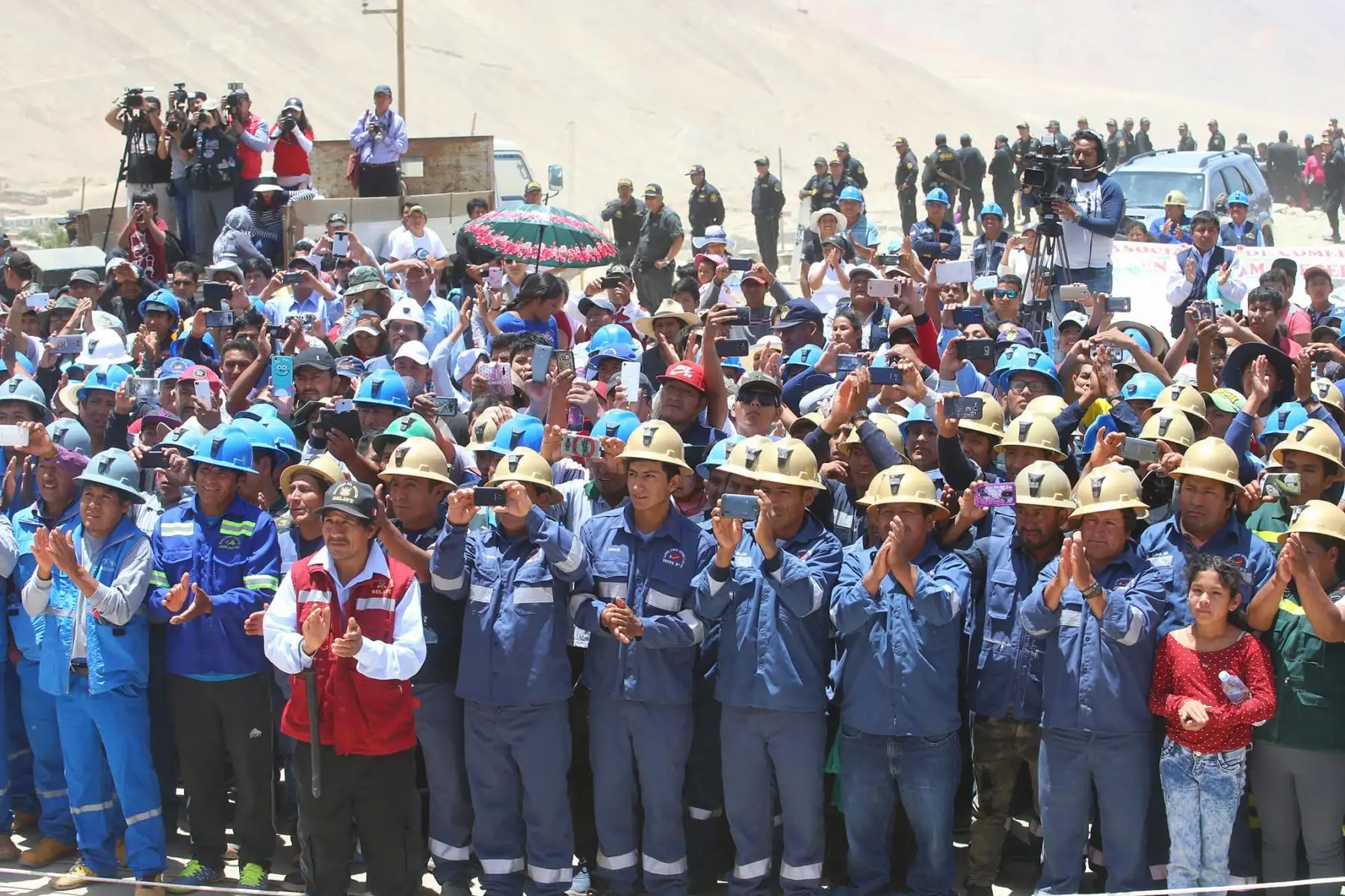 El presidente de la República, Pedro Pablo Kuczynski, hizo entrega de resolución de formalización minera en el distrito de Pullo-Ayacucho,Foto: ANDINA/Prensa Presidencia