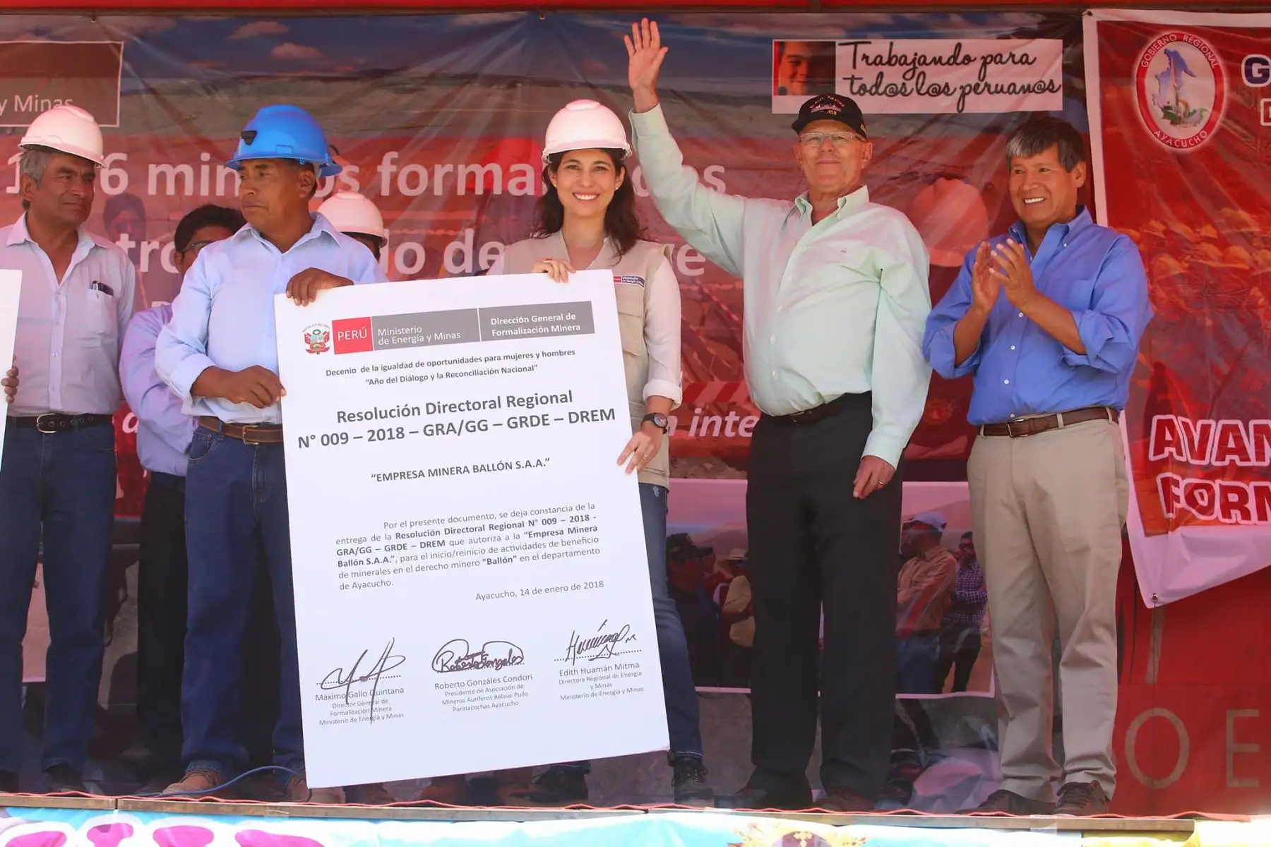 El presidente de la República, Pedro Pablo Kuczynski, hizo entrega de resolución de formalización minera en el distrito de Pullo-Ayacucho,Foto: ANDINA/Prensa Presidencia