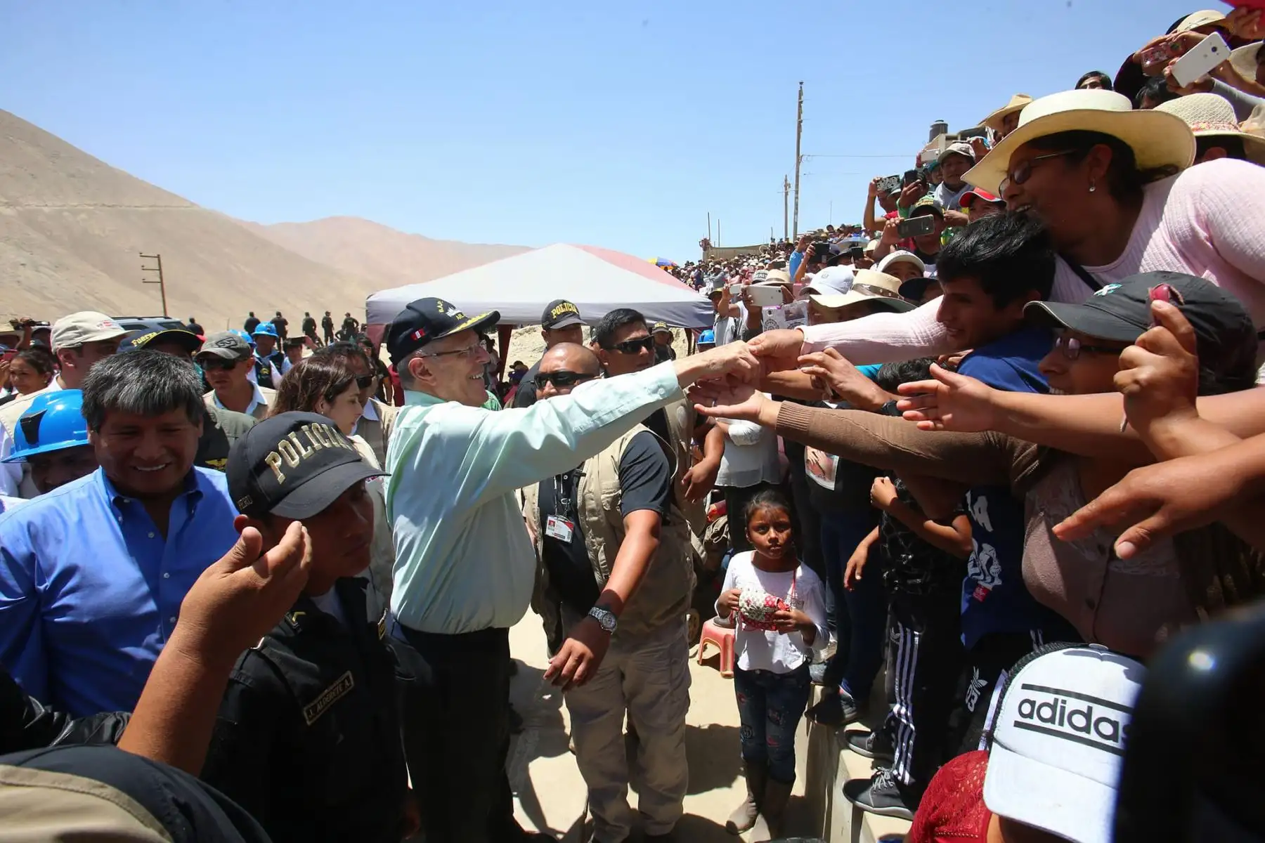 El presidente de la República, Pedro Pablo Kuczynski, hizo entrega de resolución de formalización minera en el distrito de Pullo-Ayacucho,Foto: ANDINA/Prensa Presidencia