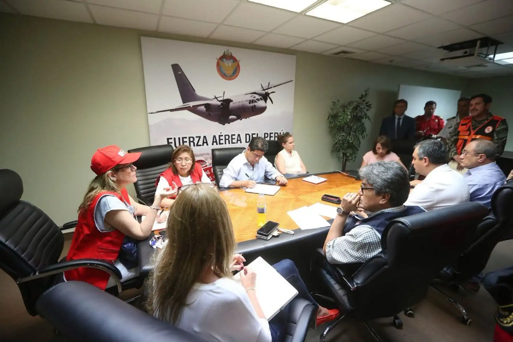 Jefa del Gabinete, Mercedes Aráoz, se reunió con diversos ministros para coordinar acciones de atención de damnificados por último sismo en Arequipa.