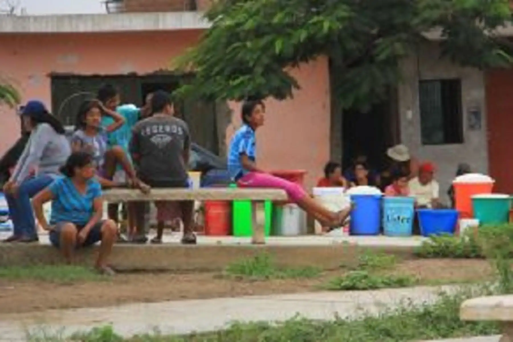 En la mayoría de casos, el corte del servicio de energía eléctrica impidió el normal funcionamiento de las bombas de extracción de agua o de impulsión de las mismas, lo cual ocasionó la suspensión temporal de los servicios de agua y alcantarillado.