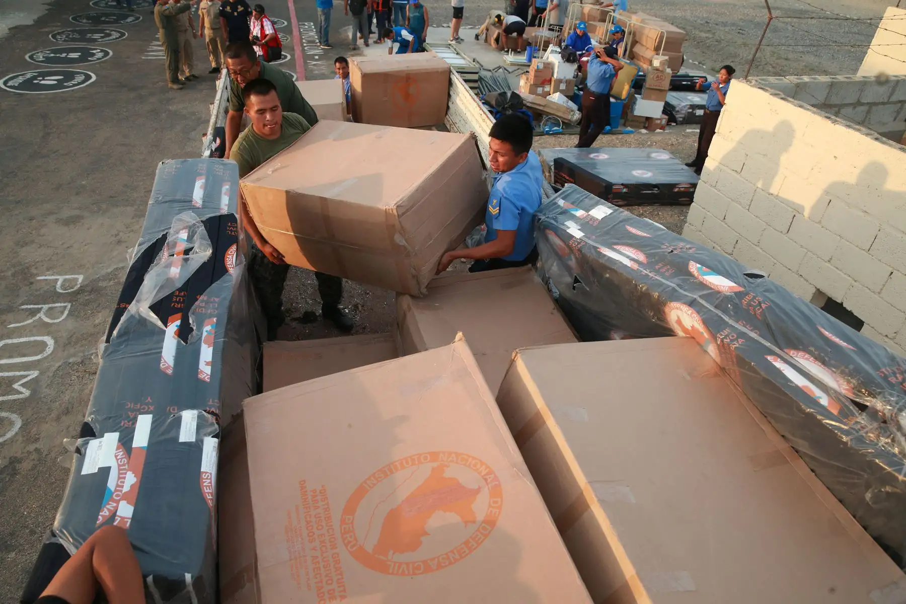 AREQUIPA PERÚ-ENERO 14. Llega ayuda humanitaria a los damnificados  del sismo en Arequipa. Foto: ANDINA/Vidal Tarqui