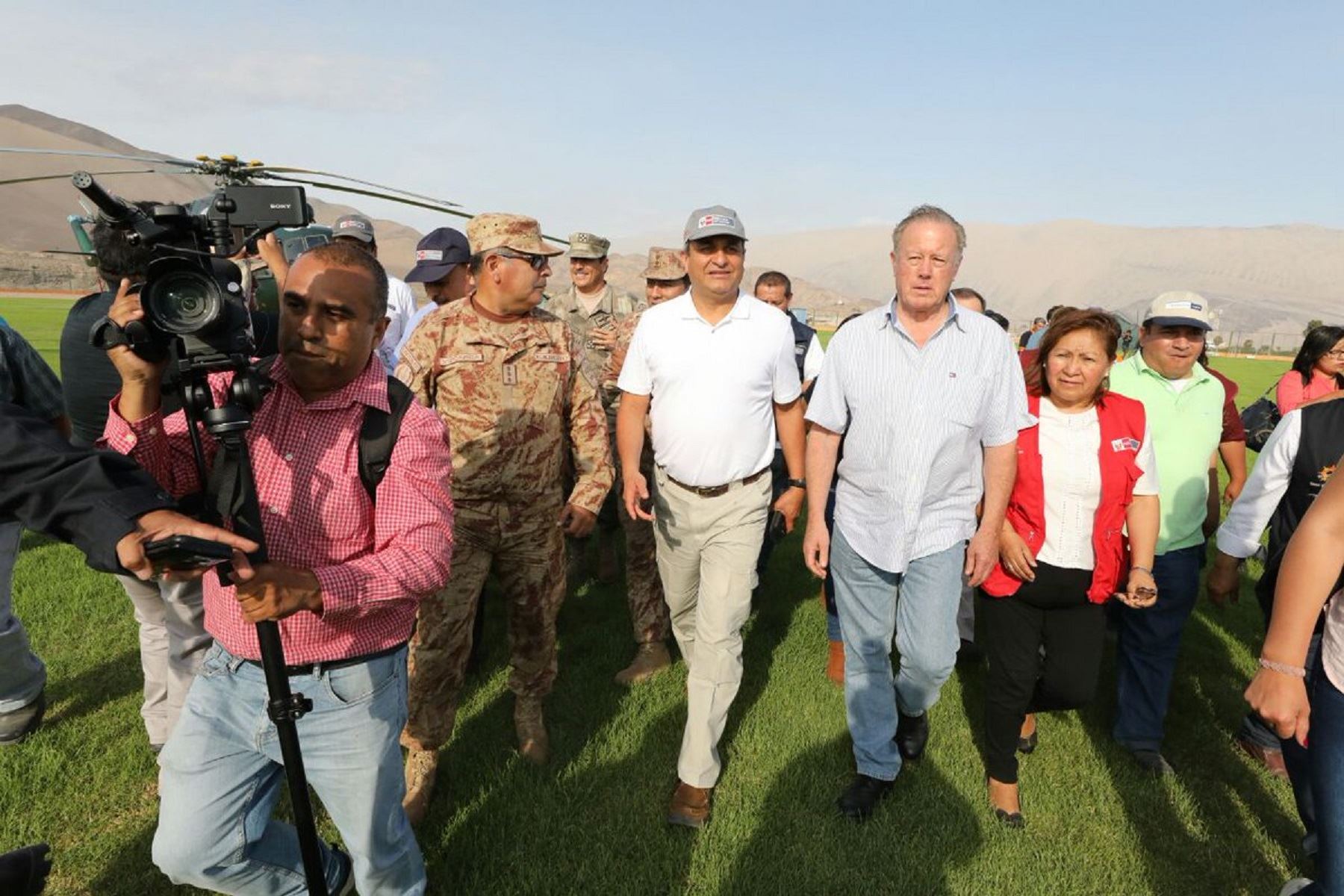 Ministro de Defensa, Jorge Kisic, visita la zona afectada por sismo. Foto: Mindef.