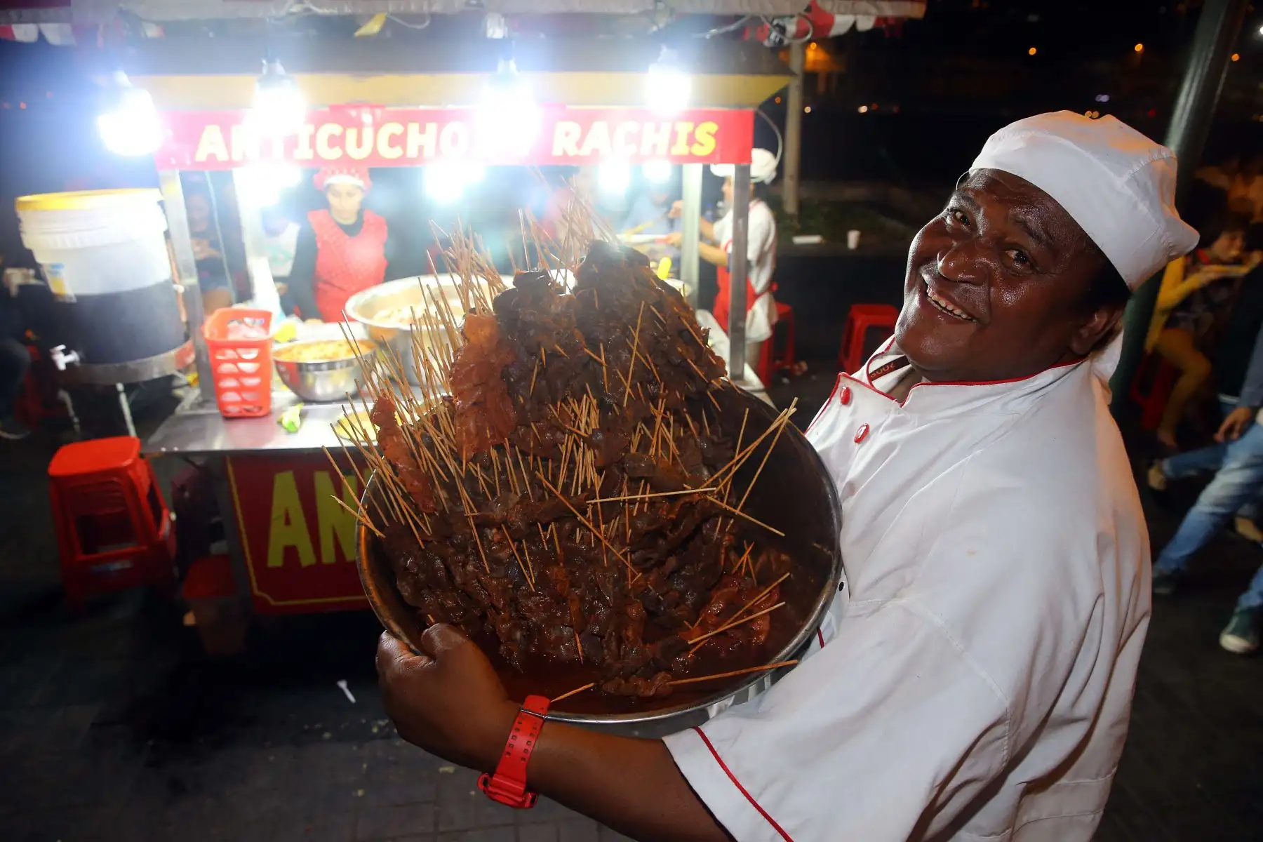 Los anticuchos son una de las comidas preferidas por los limeños que celebran el 483 aniversario de la capital. Foto: ANDINA/Luis Iparraguirre.