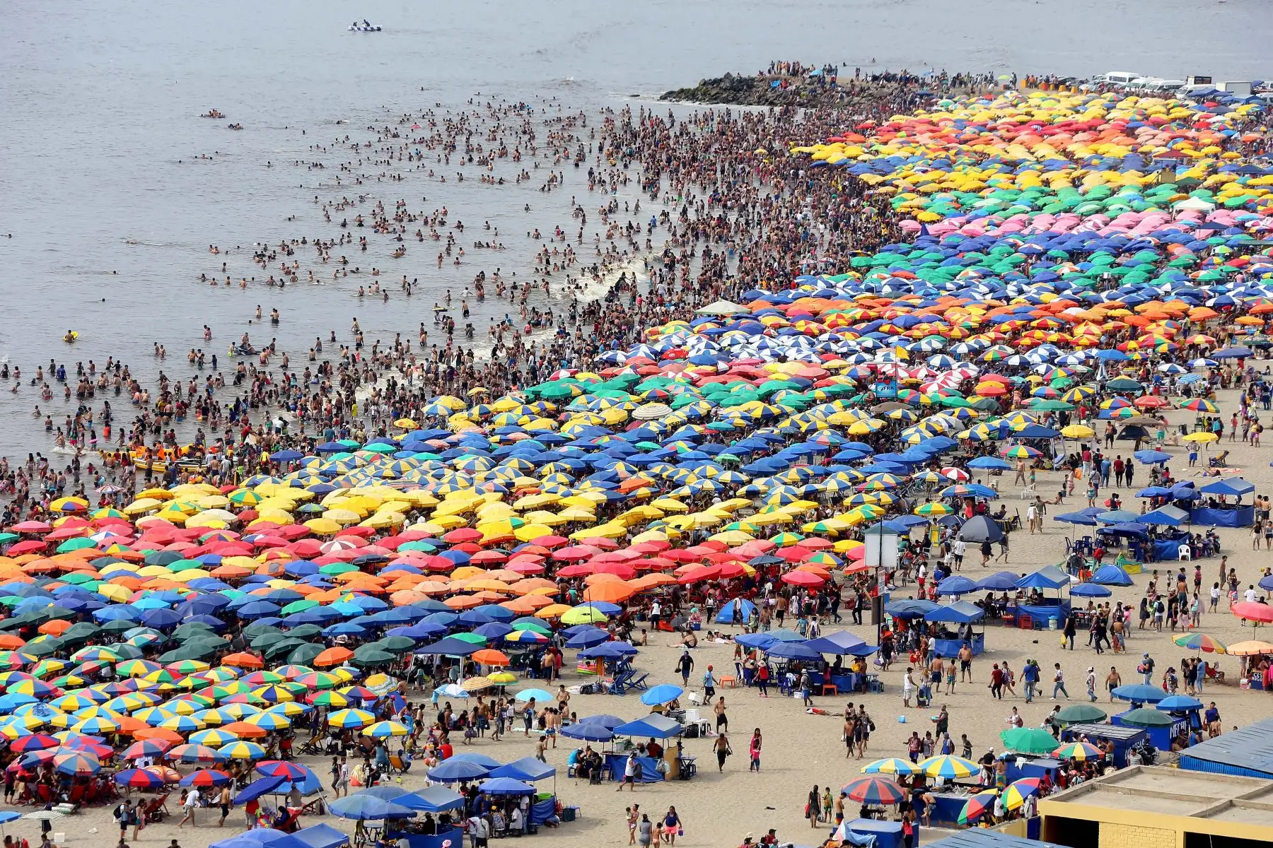 Una costumbre muy limeña es visitar las playas en familia para bañarse, comer algo y hasta beber una cervecita. Foto: ANDINA/Luis Iparraguirre.