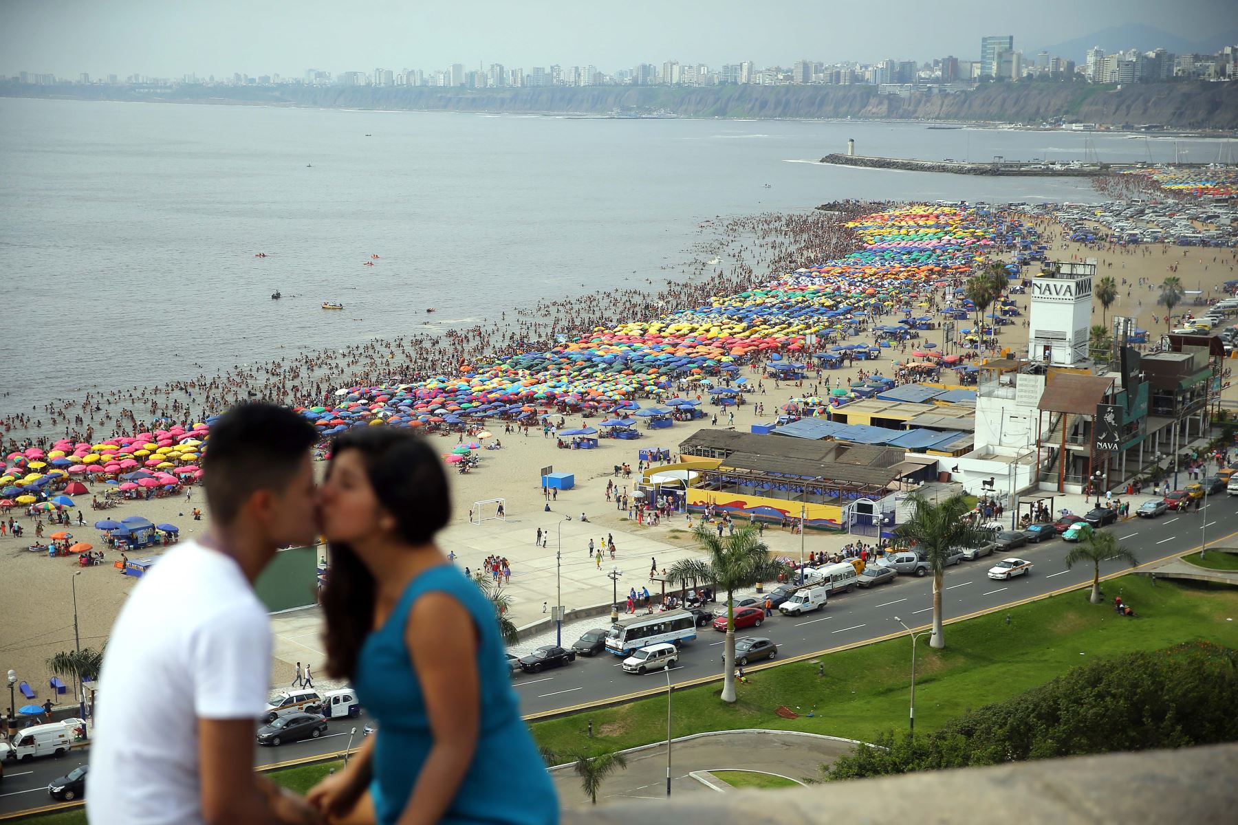 En Lima muchas parejas visitan los parques y lugares públicos, donde pasan un momento romántico. Foto: ANDINA/Luis Iparraguirre