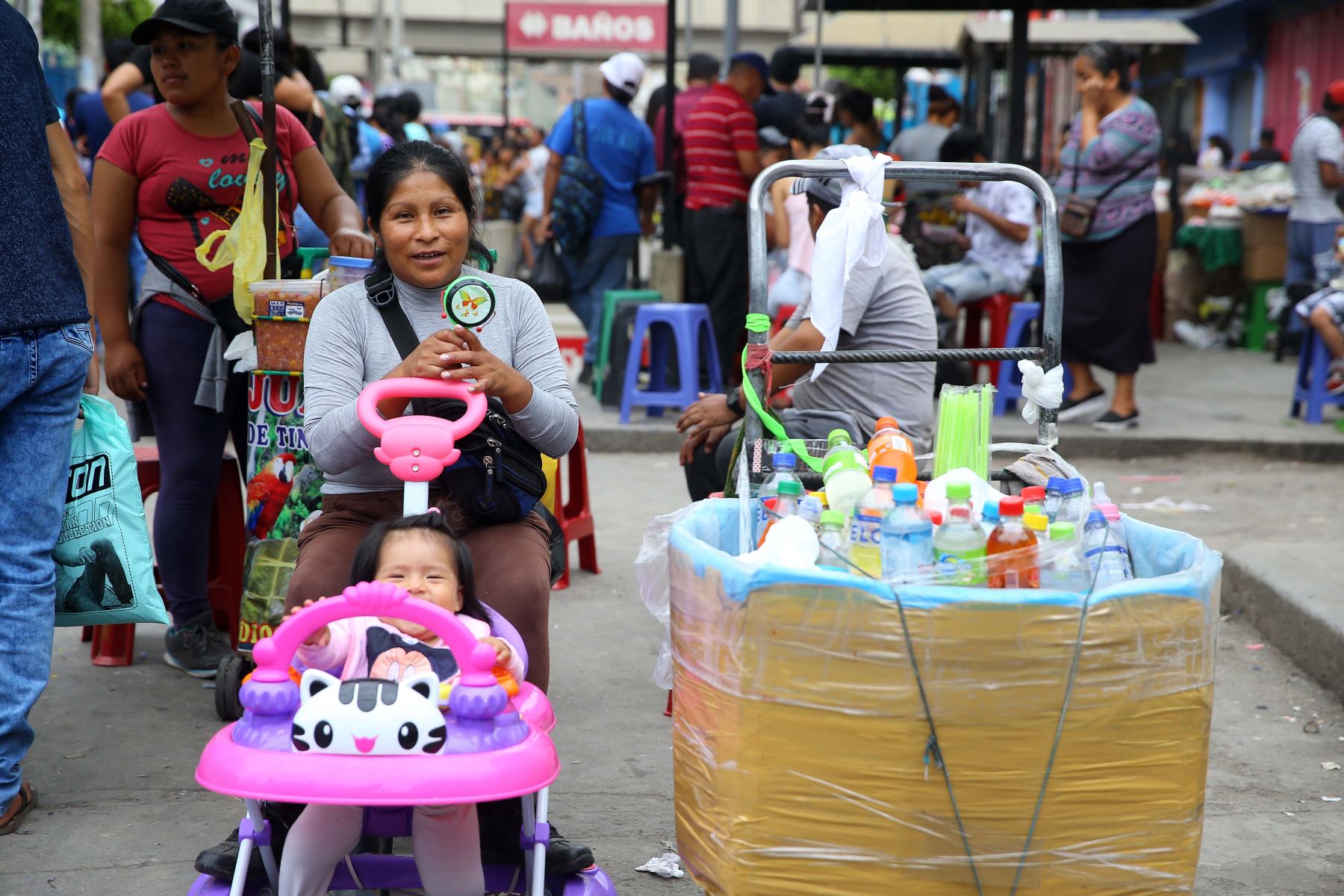 Los ambulantes abundan en Lima ofreciendo todo tipo de productos y alimentos a los limeños que se aventuran a lidiar con la congestión en el centro de la ciudad. Foto: ANDINA/Luis Iparraguirre