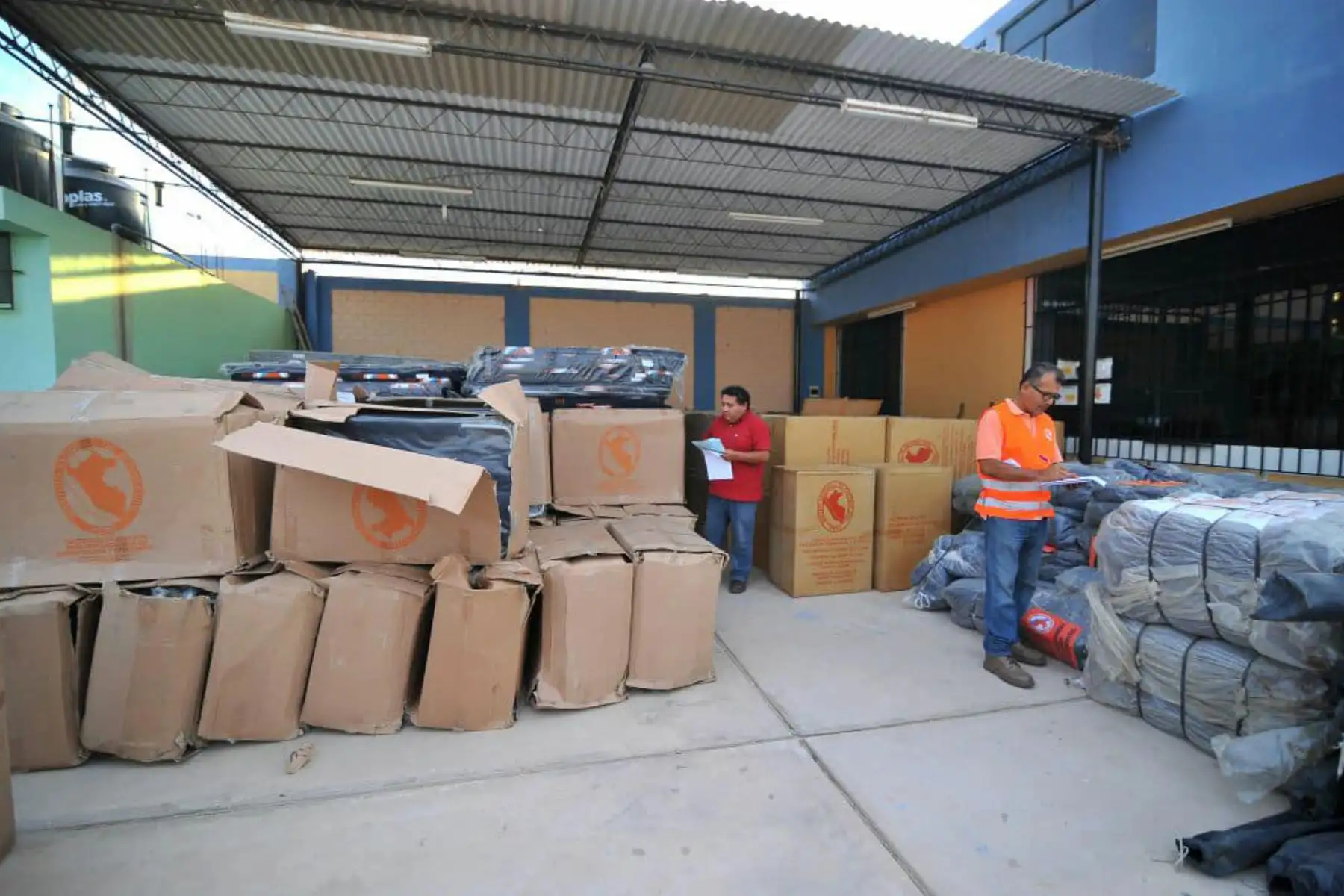 Defensa Civil entrega ayuda a los damnificados del distrito en Acarí, Arequipa. Foto: Gobierno Regional de Arequipa, Diego Ramos