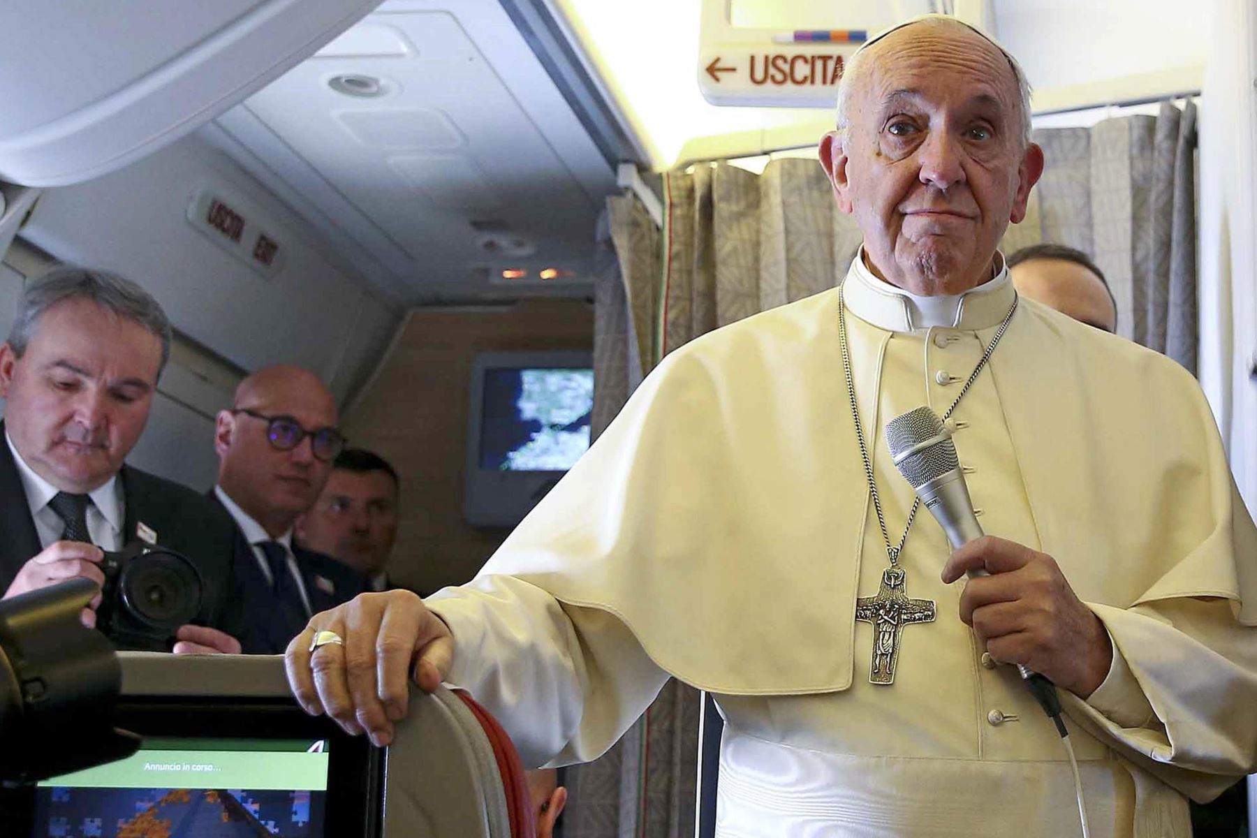 El Papa Francisco conversa con periodistas a bordo del vuelo hacia Chile. Foto: EFE