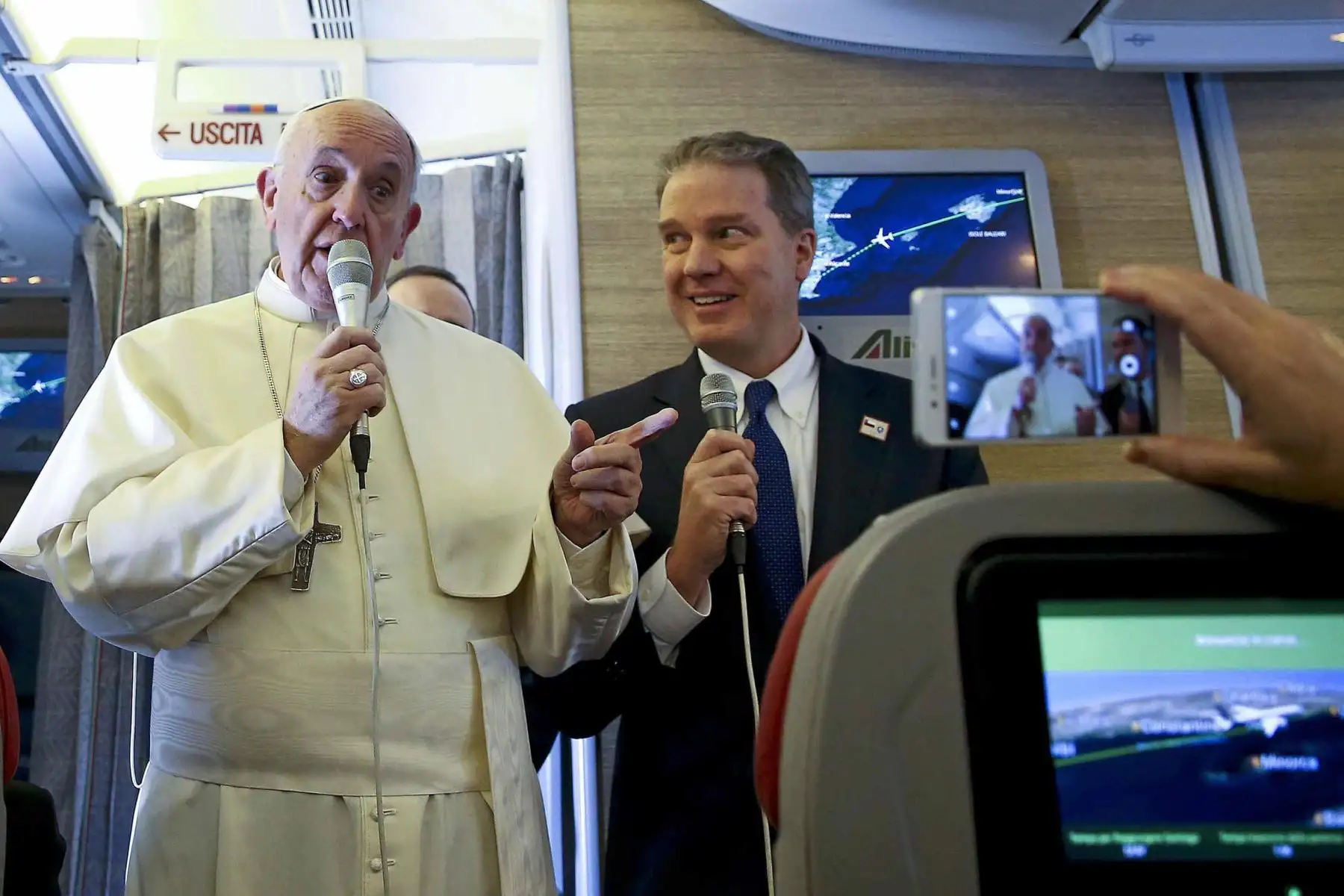 El Papa Francisco conversa con periodistas a bordo del vuelo hacia Chile. Foto: EFE