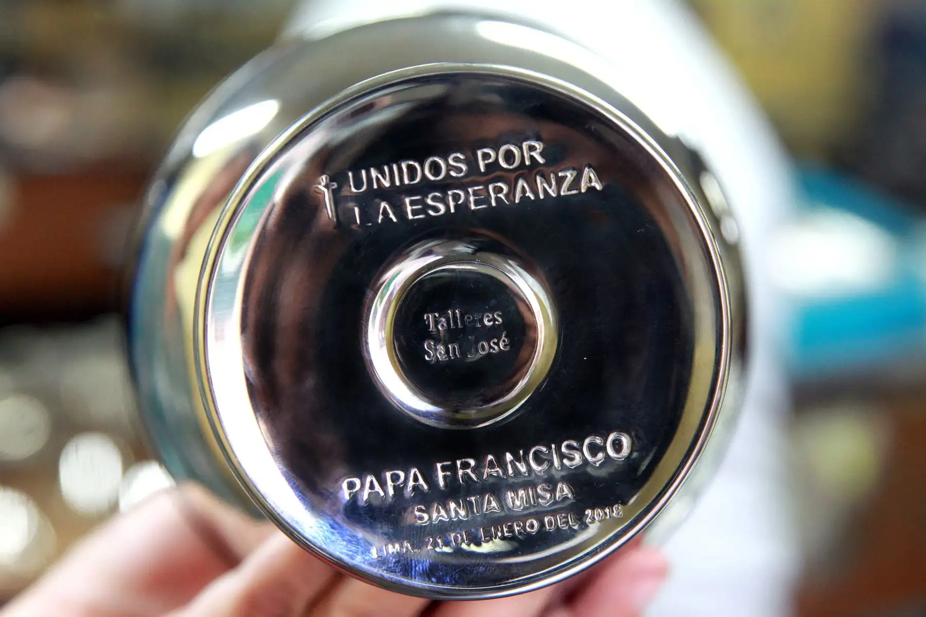 Lima, Perú. Debajo de la copa se deja leer la inscripción: "Unidos por la esperanza, Santa Misa, Lima 21 de enero de 2018". Foto: ANDINA/Dante Zegarra.
