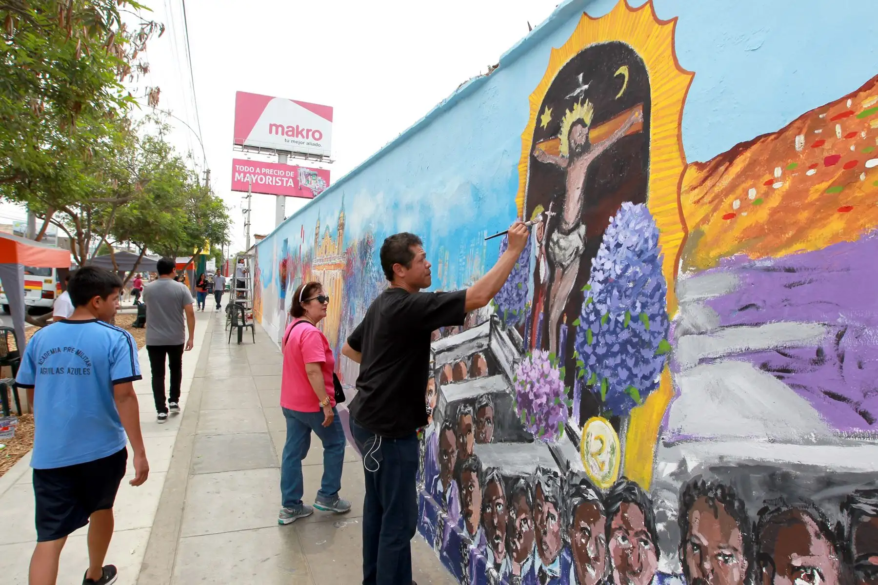 LIMA,PERU-ENERO 15. El destcado artista Juan Fortun ultima los detalles de la escena de la procesión del Señor de los Milagros del mural que se ubica en la av. Jorge Chávez, en Surco, en homenaje al Papa Francisco. Foto: ANDINA/Dante Zegarra.
