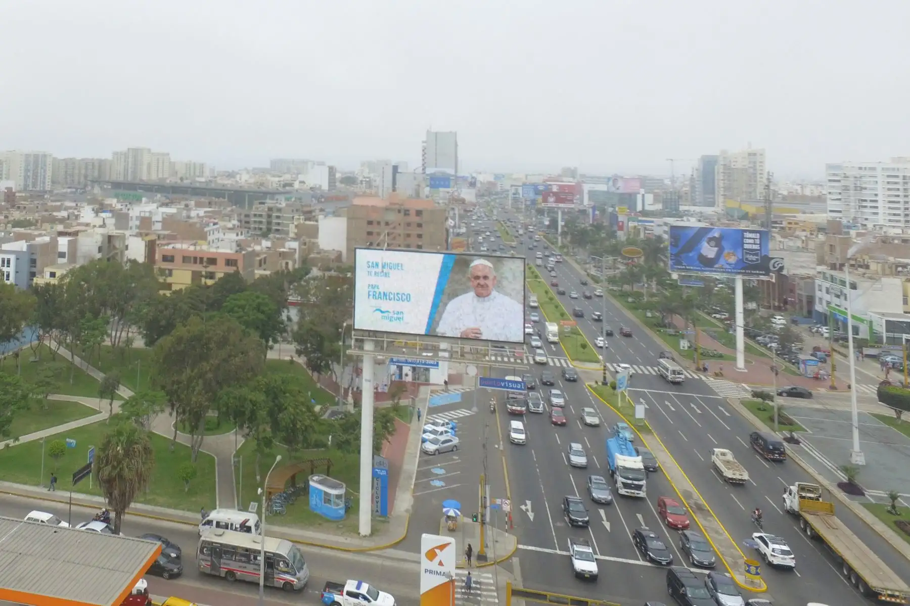 Lima, Perú. Ene 15. Cientos de fieles lo esperarán en la Av. La Marina, donde los carteles de bienvenida ya anuncian su llegada. Foto: ANDINA/ Jhony Laurente