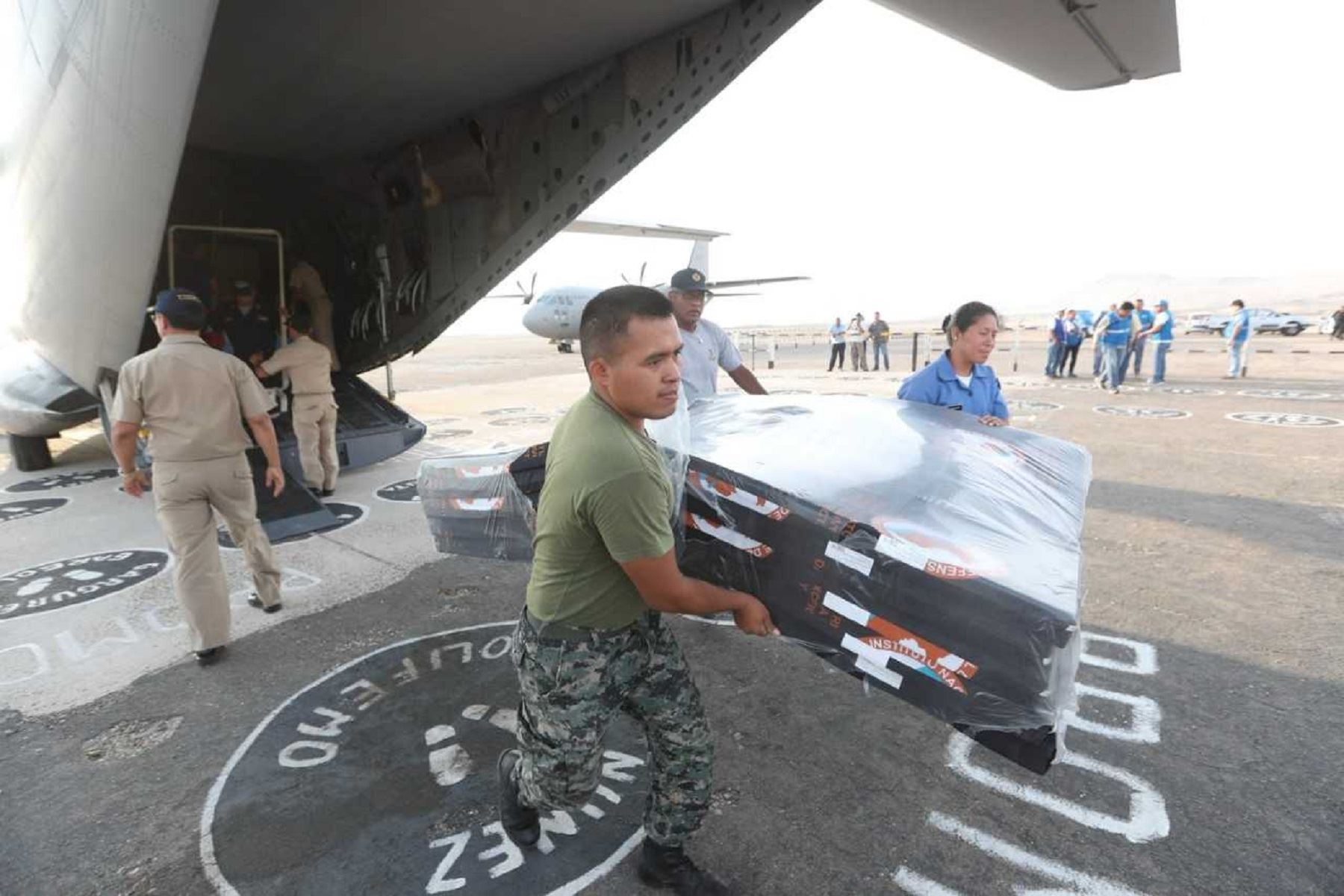 Fuerzas Armadas llevaron ayuda humanitaria para damnificados por sismo de 6.8 grados en Arequipa.