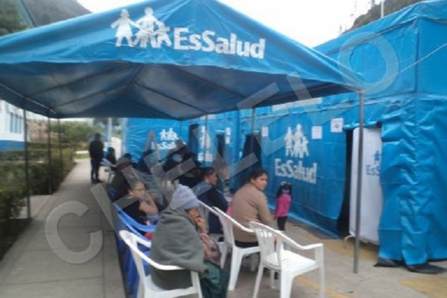 EsSalud brinda apoyo médico a afectados por fuerte sismo en Arequipa e Ica.