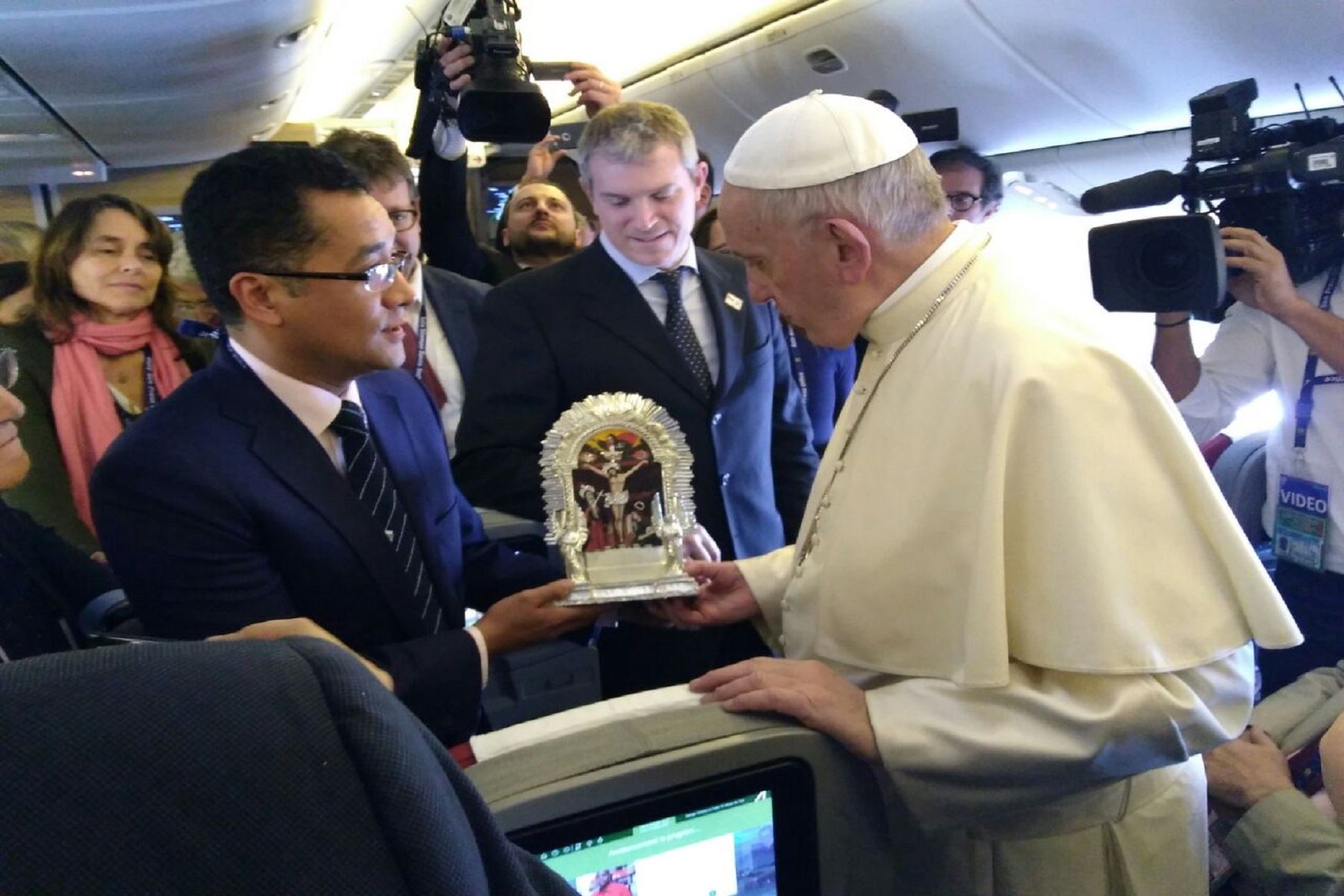 Periodista peruano entrega a Papa Francisco réplica de imagen del Señor de los Milagros. Foto. La Tercera.