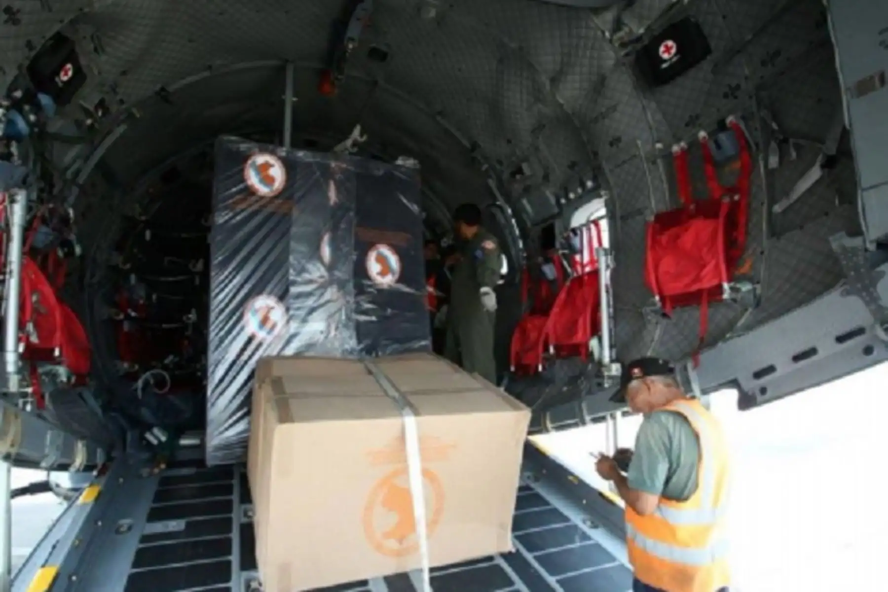 Esta entrega se suma a la destinada en la víspera que consistió en 100 carpas, 500 camas, 500 colchones y 200 frazadas.