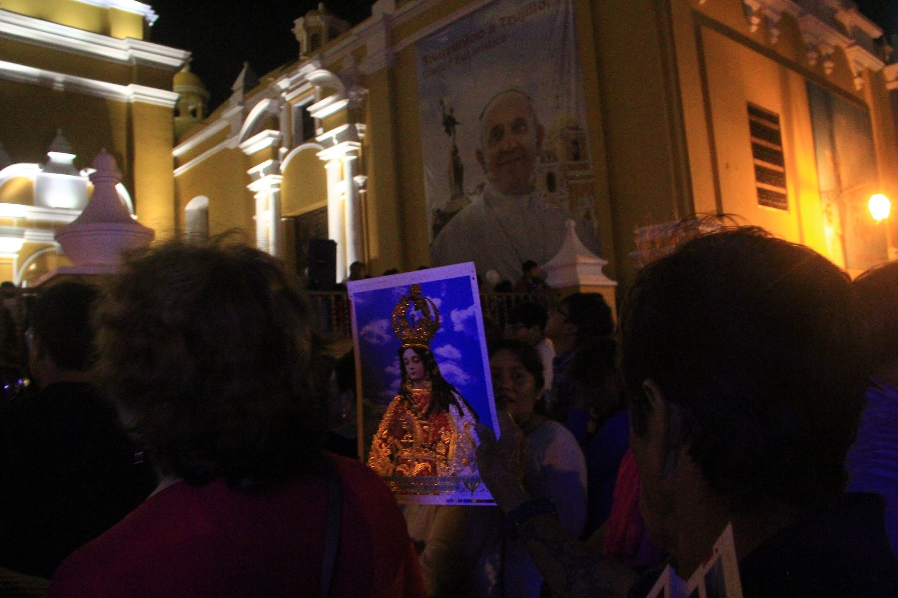Imagen de la Virgen de la Puerta tuvo multitudinario recibimiento a su llegada a Trujillo, donde participará del encuentro con el Papa Francisco. Foto: ANDINA/Luis Puell.
