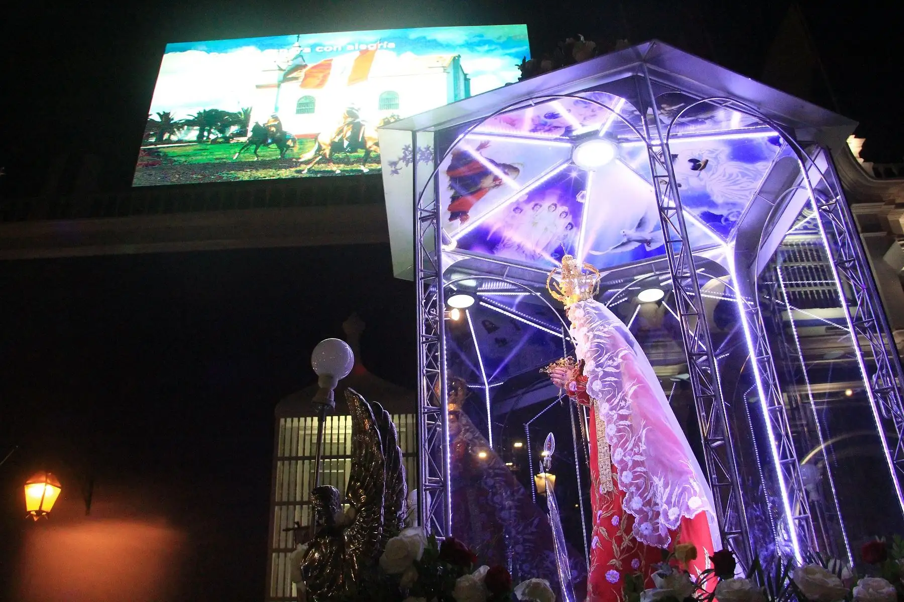 Imagen de la Virgen de la Puerta tuvo multitudinario recibimiento a su llegada a Trujillo, donde participará del encuentro con el Papa Francisco. Foto: ANDINA/Luis Puell.