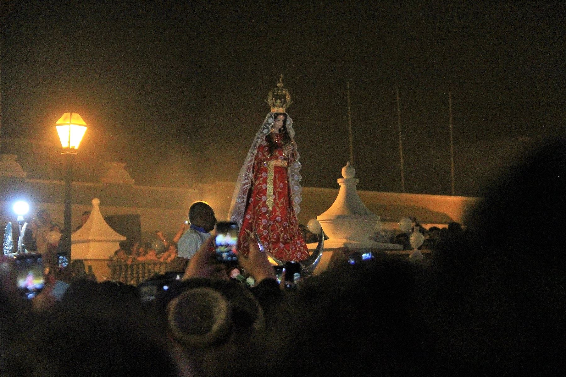 Imagen de la Virgen de la Puerta tuvo multitudinario recibimiento a su llegada a Trujillo, donde participará del encuentro con el Papa Francisco. Foto: ANDINA/Luis Puell.