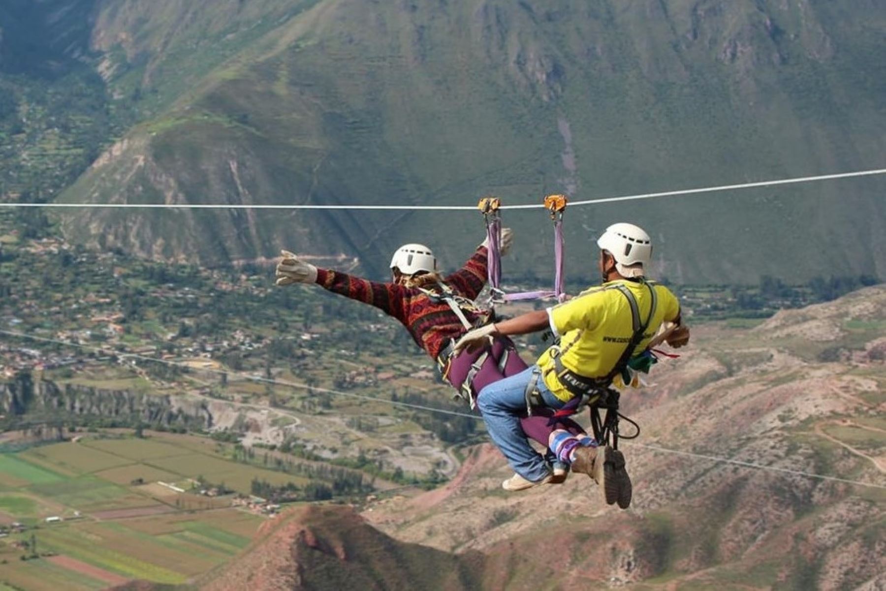 El Ministerio de Comercio Exterior y Turismo (Mincetur) lamentó el deceso de una turista limeña y un guía de turismo  en el distrito de Maras, en la región Cusco, cuando practicaban deporte de aventura, e indicó que se vienen llevando a cabo las investigaciones por parte de las autoridades pertinentes. ANDINA