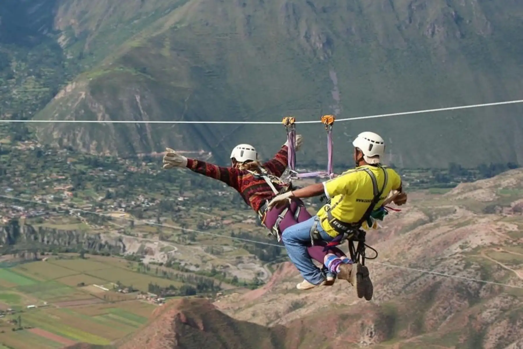El Ministerio de Comercio Exterior y Turismo (Mincetur) lamentó el deceso de una turista limeña y un guía de turismo  en el distrito de Maras, en la región Cusco, cuando practicaban deporte de aventura, e indicó que se vienen llevando a cabo las investigaciones por parte de las autoridades pertinentes. ANDINA