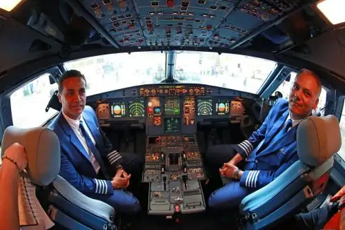 Pilotos del avión que traslada al Papa Francisco al interior del país. Foto:  ANDINA/Vidal Tarqui