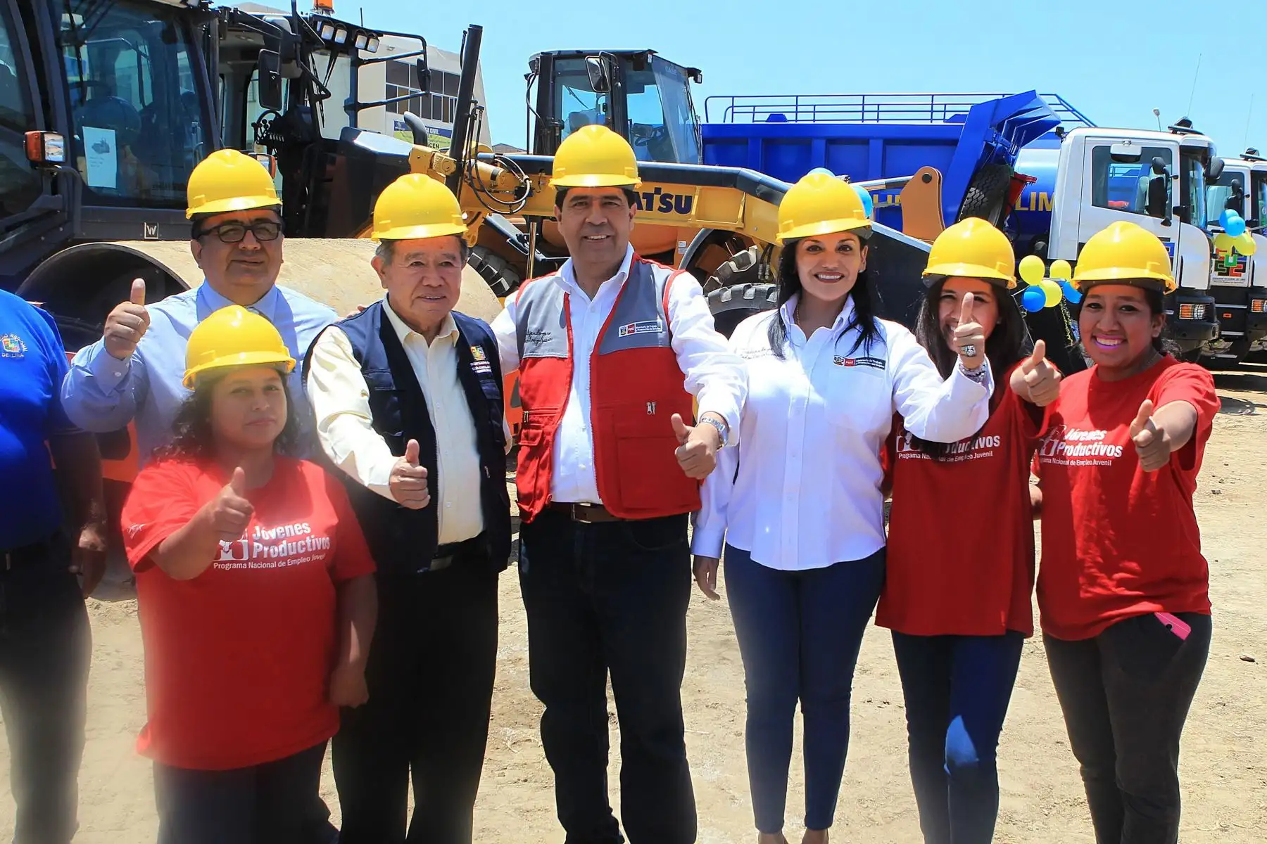 Ministro Javier Barreda y jóvenes