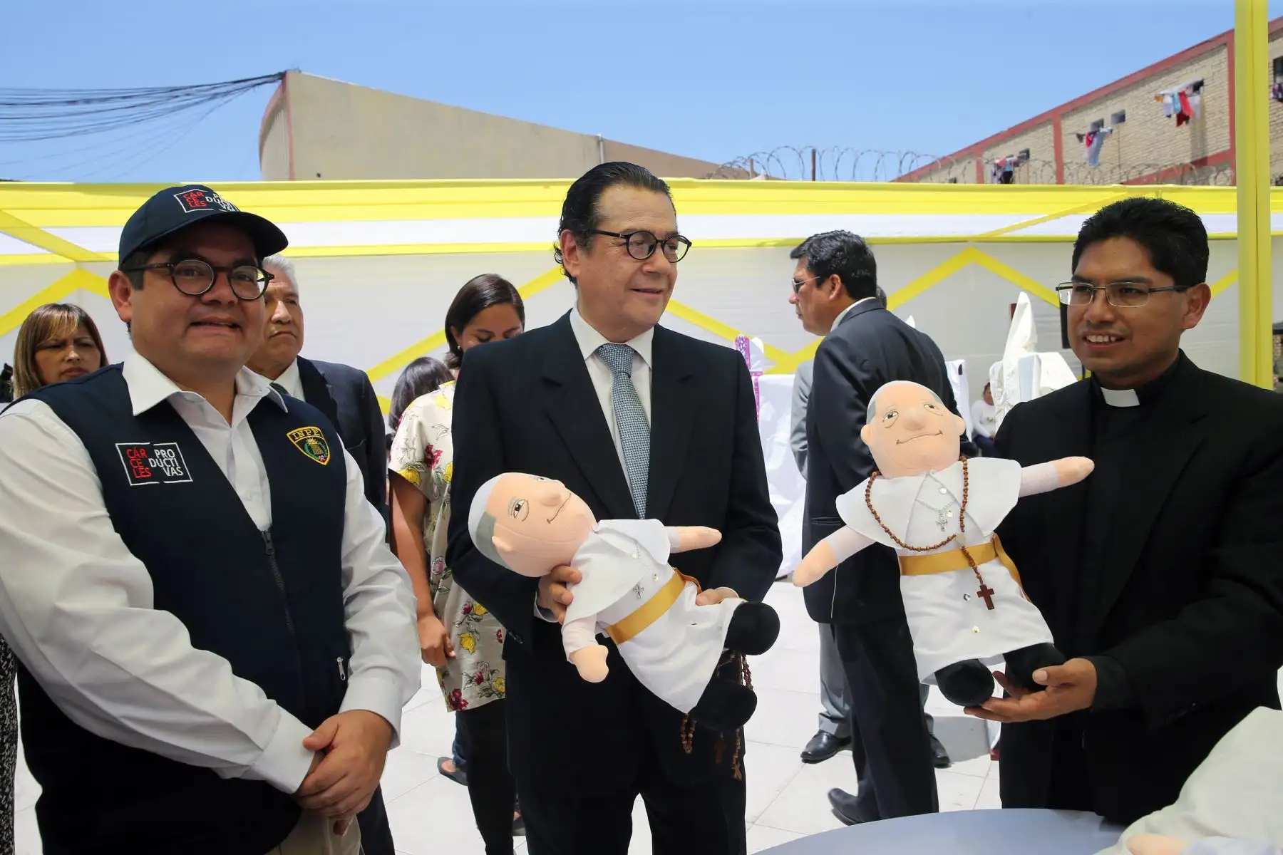 Lima, Perú. Ene. 16. Ministro Mendoza, el jefe del INPE y sacerdote Luis Gaspar muestran los muñecos alusivos a Francisco confeccionados por los internos. Foto: ANDINA/Norman Córdova