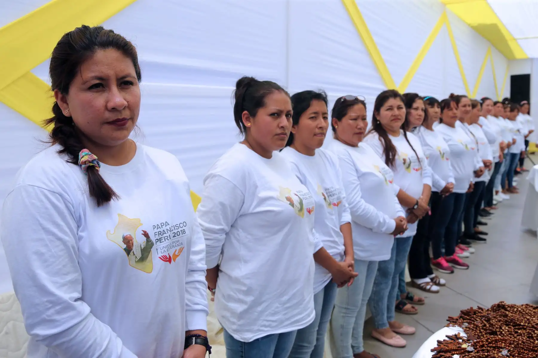 Lima, Perú. Ene. 16. Internas de penal de Chorrillos, donde fue la presentación, lucen los polos confeccionados por ellas mismas en homenaje a Papa Francisco. Foto: ANDINA/Norman Córdova