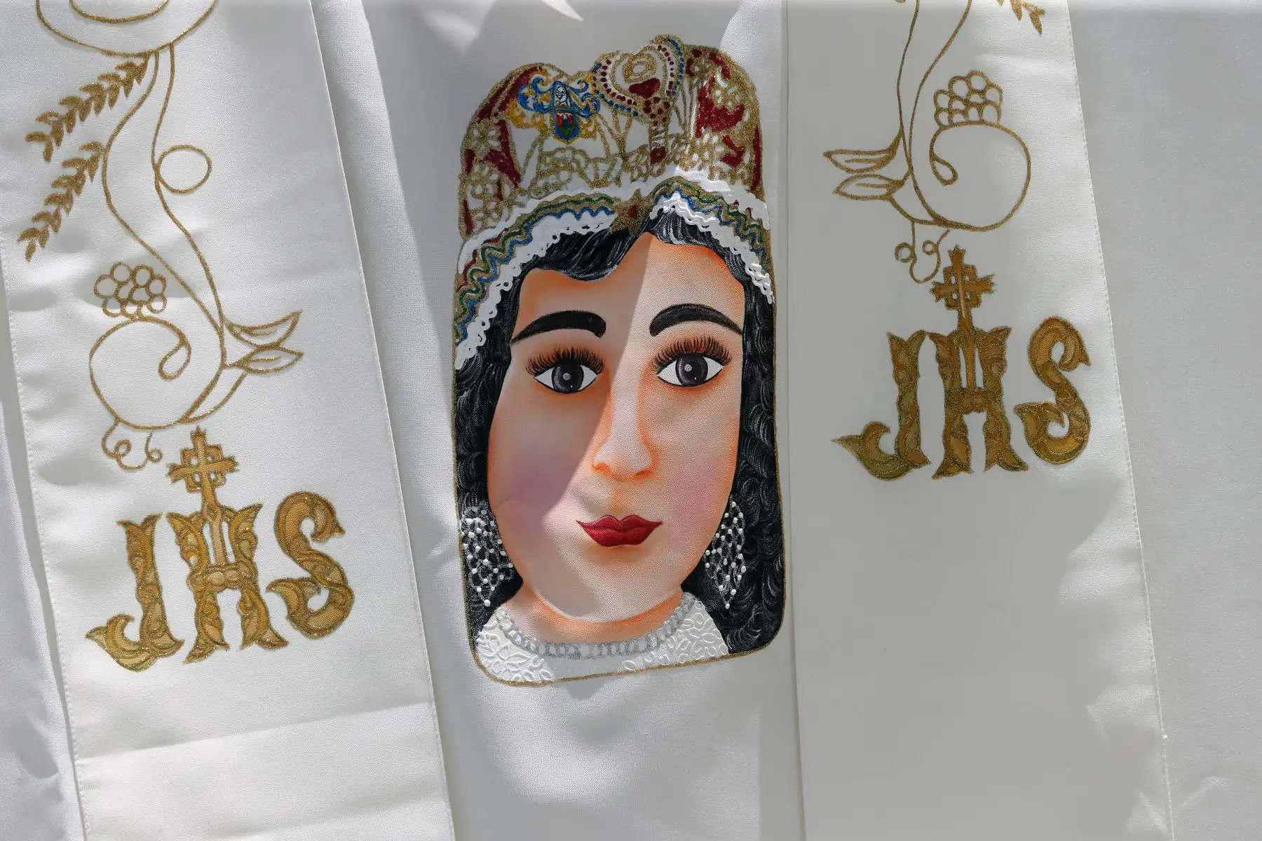 Lima, Perú. Ene. 16. Rostro de virgen y labrados eucarísticos destacan en el pecho de casullas elaboradas por internos de penales, a propósito de visita de Papa Francisco. Foto: ANDINA/Norman Córdova