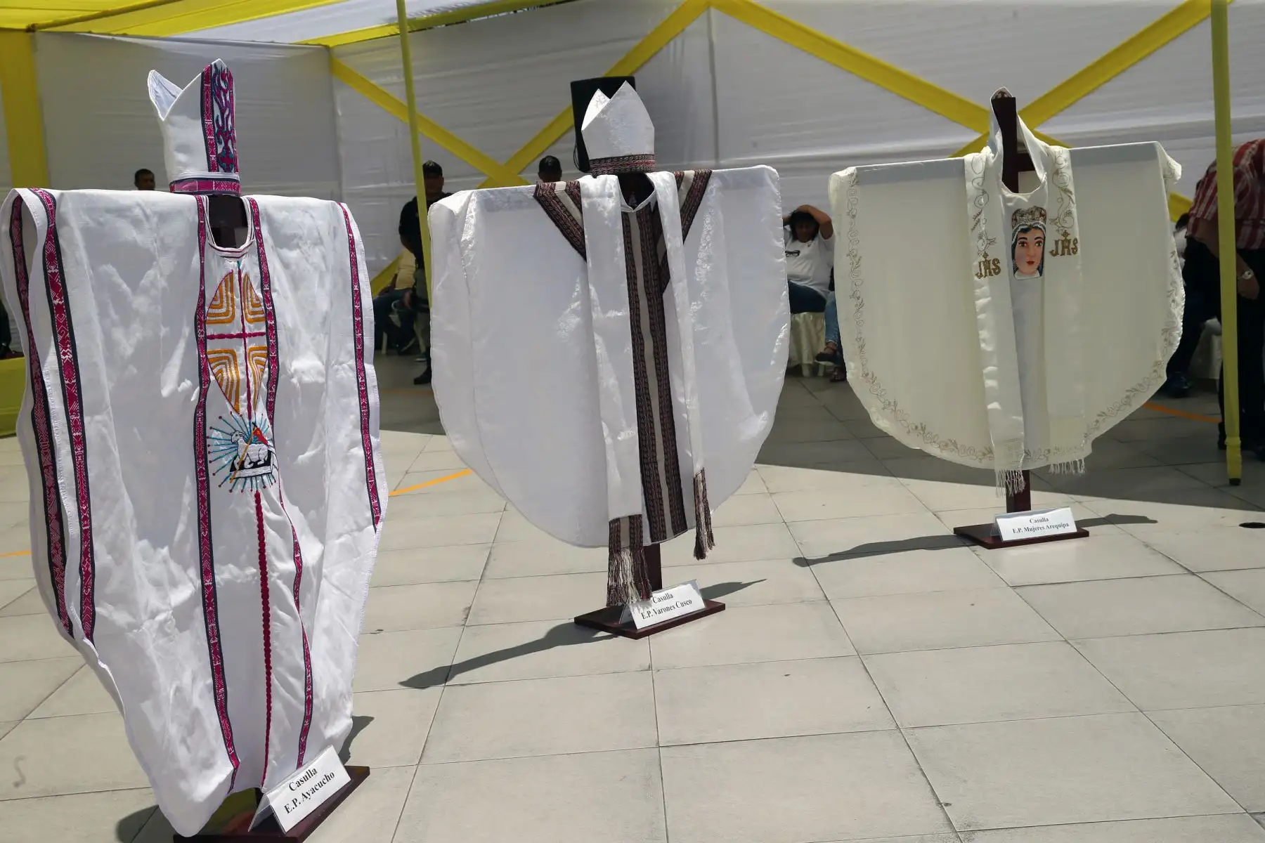 Lima, Perú. Ene. 16. Como parte de su política "Cárceles Productivas" aplicada por INPE, internos elaboraron vestimenta que usarán sacerdotes durante visita papal. Foto: ANDINA/Norman Córdova