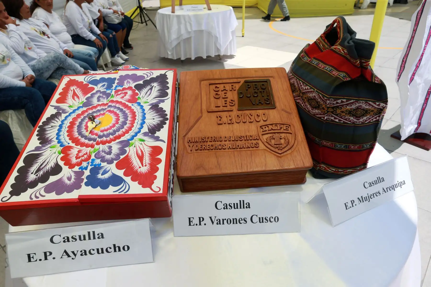Lima, Perú. Ene. 16. Retablos y bolsos elaborados por los reclusos también fueron exhibidos ante autoridades encabezadas por ministro de Justicia, Enrique Mendoza Ramírez. Foto: ANDINA/Norman Córdova