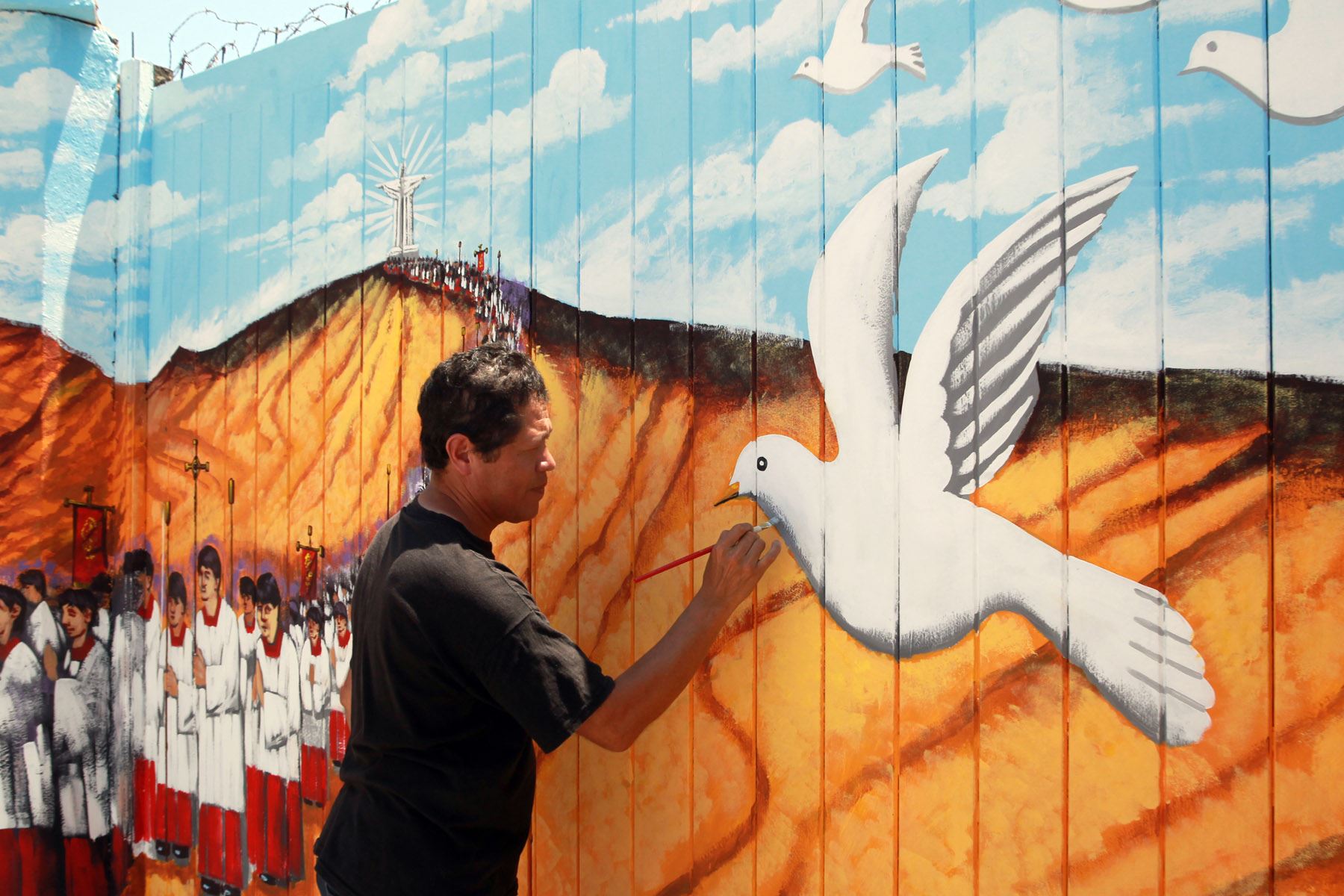 LIMA,PERU-ENERO 16. Juan Fortún es uno de los artistas que plasman su talento en el mural creado en el distrito de Surco para darle la bienvenida al Papa Francisco a su llegada a la misa en Las Palmas. Foto: ANDINA/Dante Zegarra.