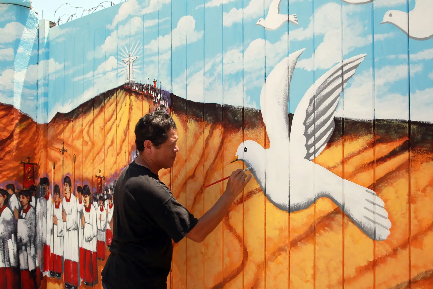 LIMA,PERU-ENERO 16. Juan Fortún es uno de los artistas que plasman su talento en el mural creado en el distrito de Surco para darle la bienvenida al Papa Francisco a su llegada a la misa en Las Palmas. Foto: ANDINA/Dante Zegarra.