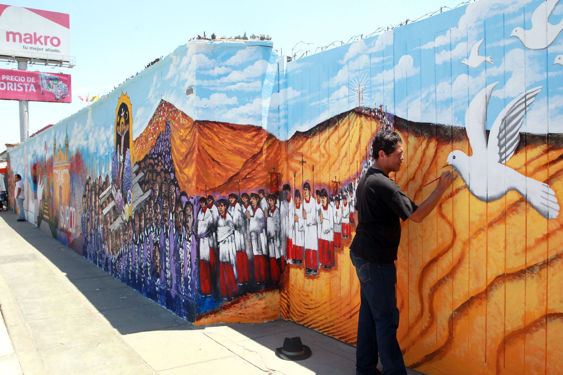 LIMA,PERU-ENERO 16. La procesión del Señor de los Milagros y la peregrinación al Cristo del Pacífico son algunas de las escenas del mural que ha sido pintado para homenajear al Papa Francisco a su llegada a Surco. Foto: ANDINA/Dante Zegarra.