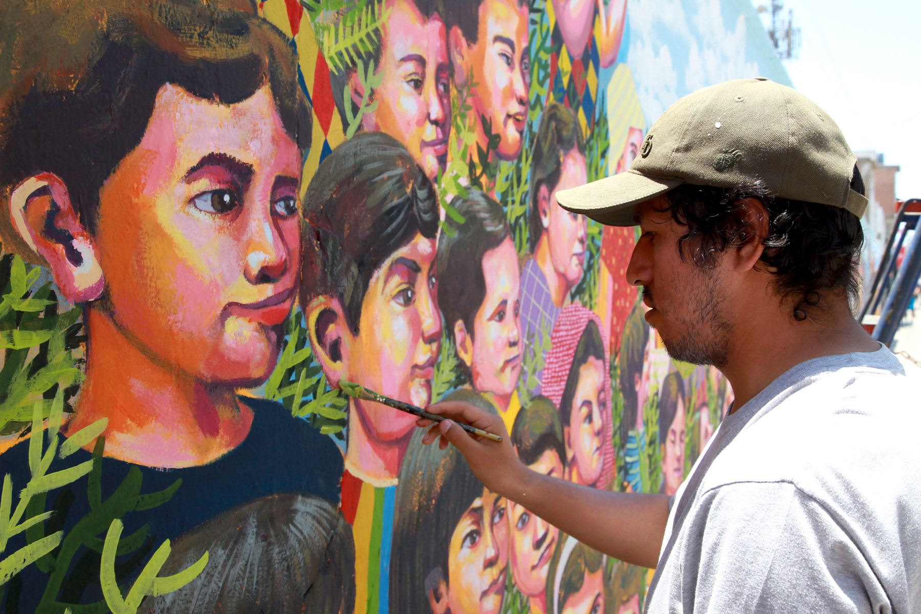 LIMA,PERU-ENERO 16. Un artista egresado de la Escuela de Bellas Artes pinta una escena alusiva a la zona de la selva peruana que visitará el Papa Francisco. Foto: ANDINA/Dante Zegarra.