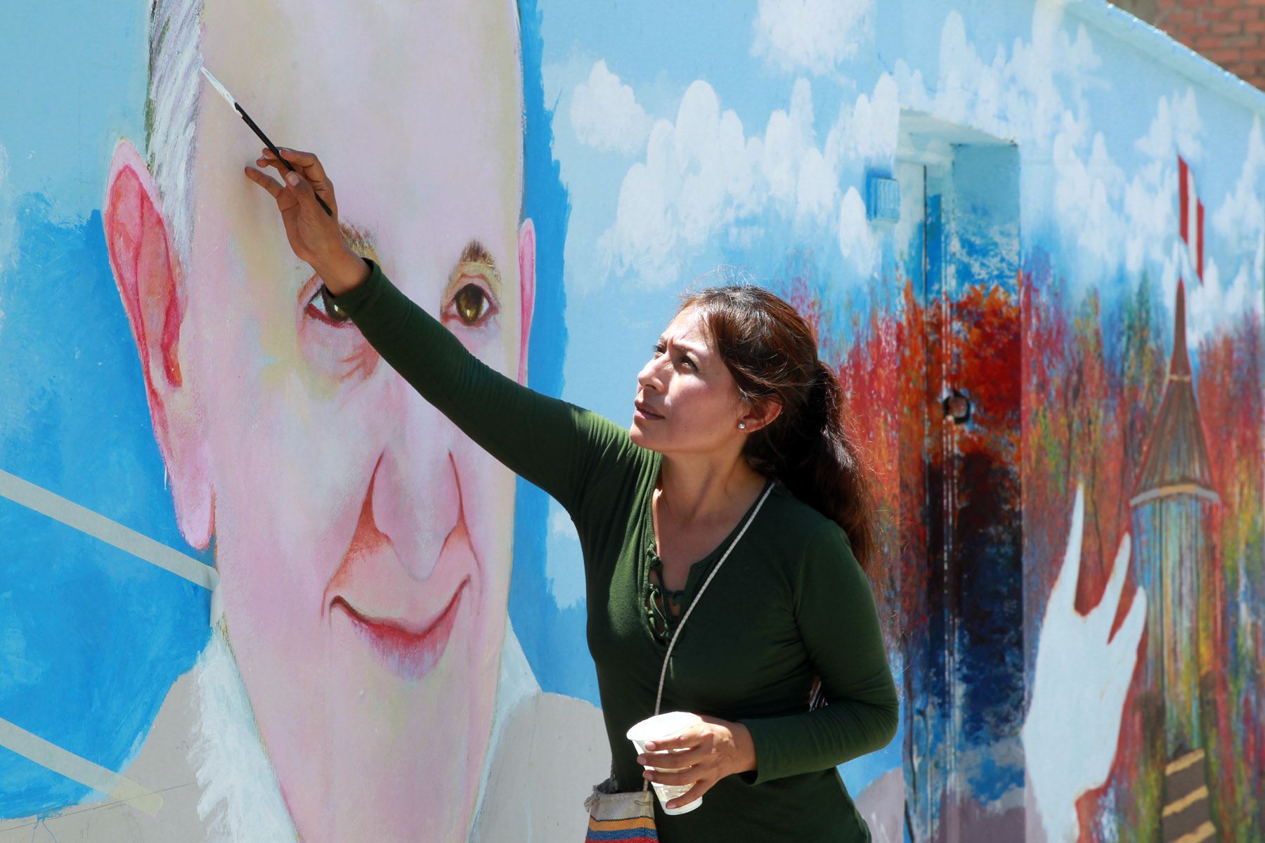 LIMA,PERU-ENERO 16. Nelly Mayhua es uno de los cinco artistas plásticos que  pintan inmenso mural en Surco, en homenaje a la visita al Perú del Papa Francisco. Foto: ANDINA/Dante Zegarra.