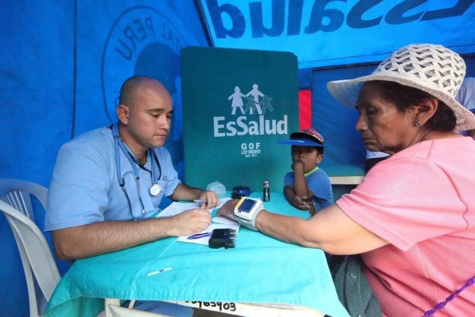 Con motivo de la visita del Papa Francisco al Perú, del 18 al 21 de enero, el Seguro Social de Salud (EsSalud) declaró en alerta amarilla a los hospitales en La Libertad, Madre de Dios y Lima, a fin de garantizar las prestaciones de salud y contingencias que pudieran ocurrir.